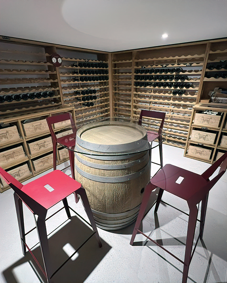 Cave à vin sur mesure en chêne massif avec tonneau de dégustation