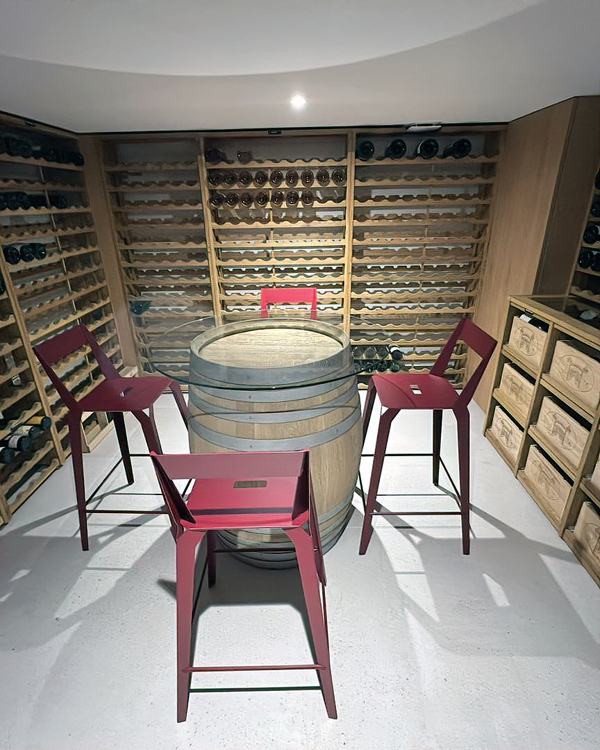 Cave à vin sur mesure en chêne massif avec tonneau de dégustation