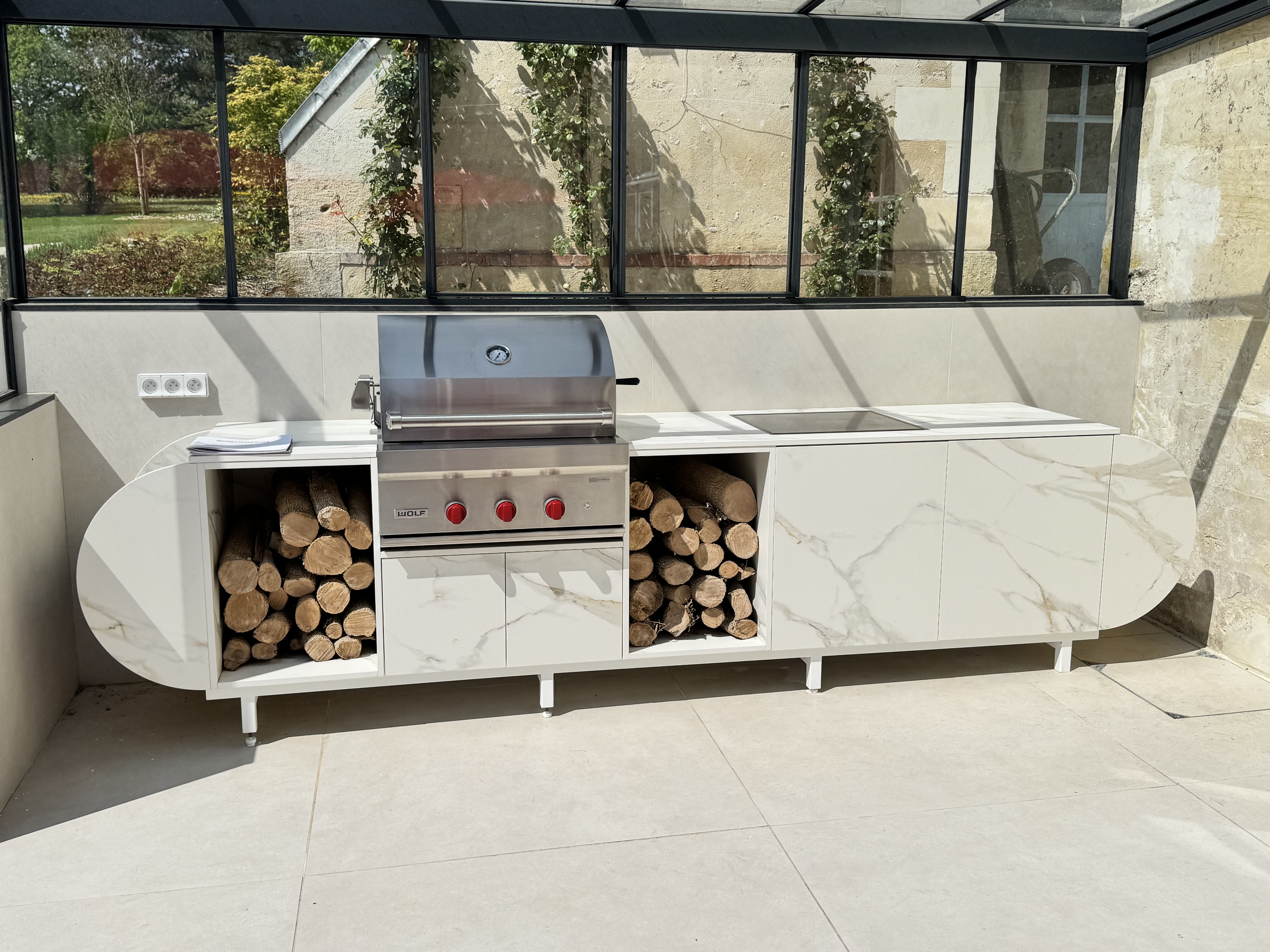 Cuisine exterieure haut de gamme avec barbecue wolf