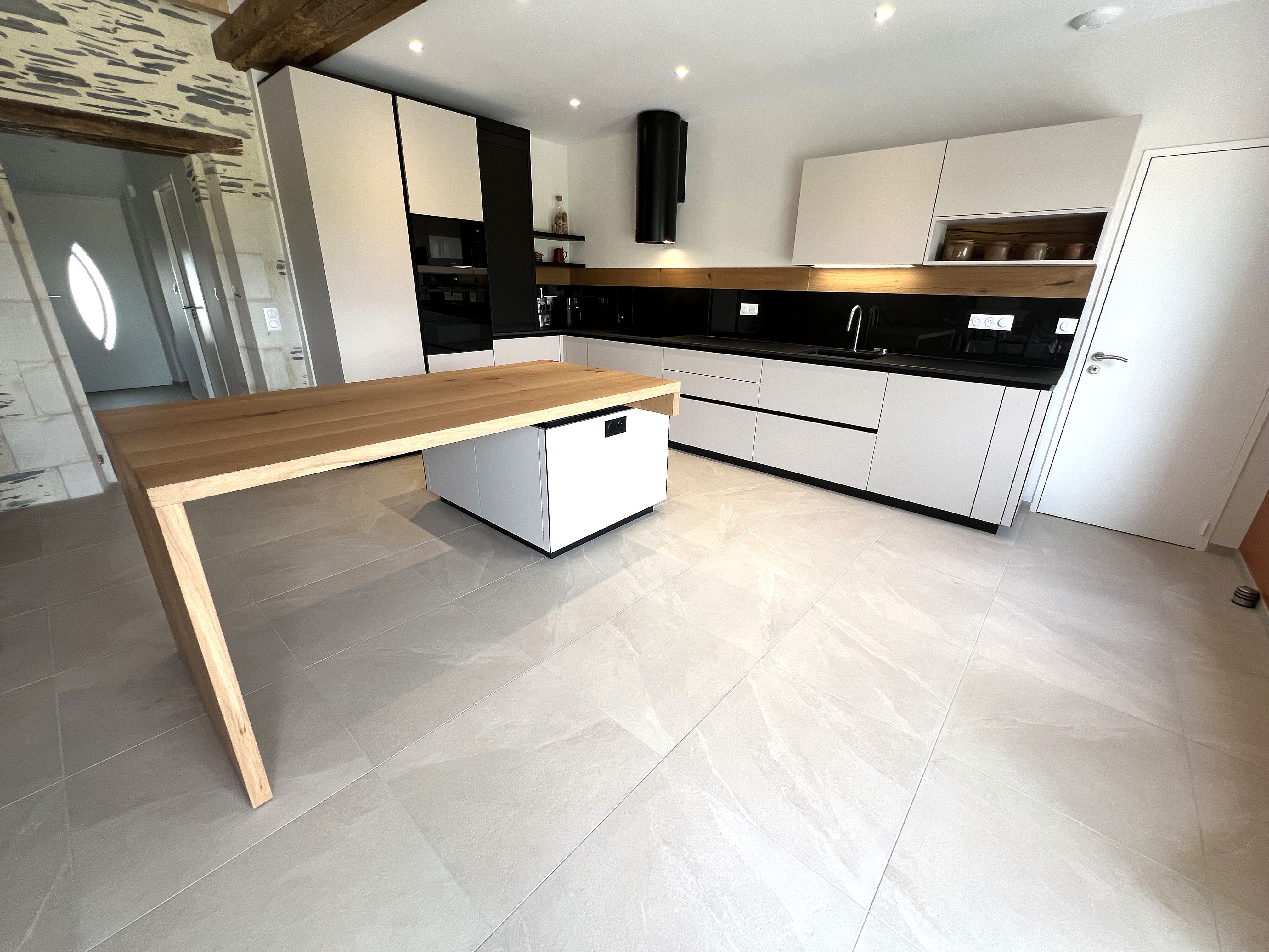 Cuisine avec table complètement angle droitde l’îlot