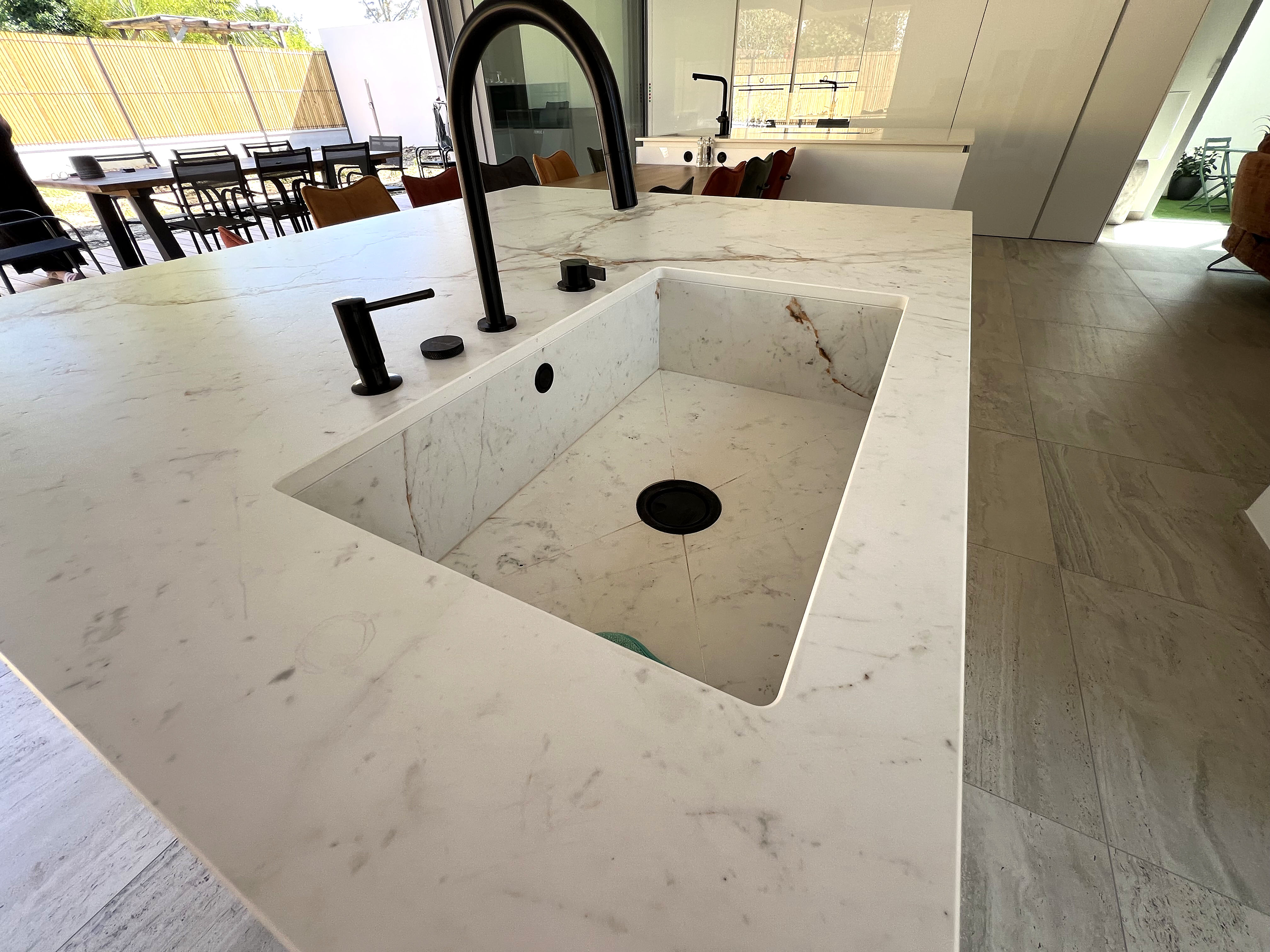 Évier sous plan en Neolith avec robinetterie noire