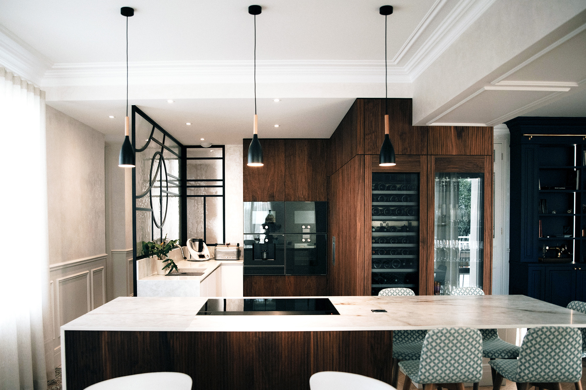 Cuisine ouverte en chêne et céramique blanche avec ilot central et verrière noire