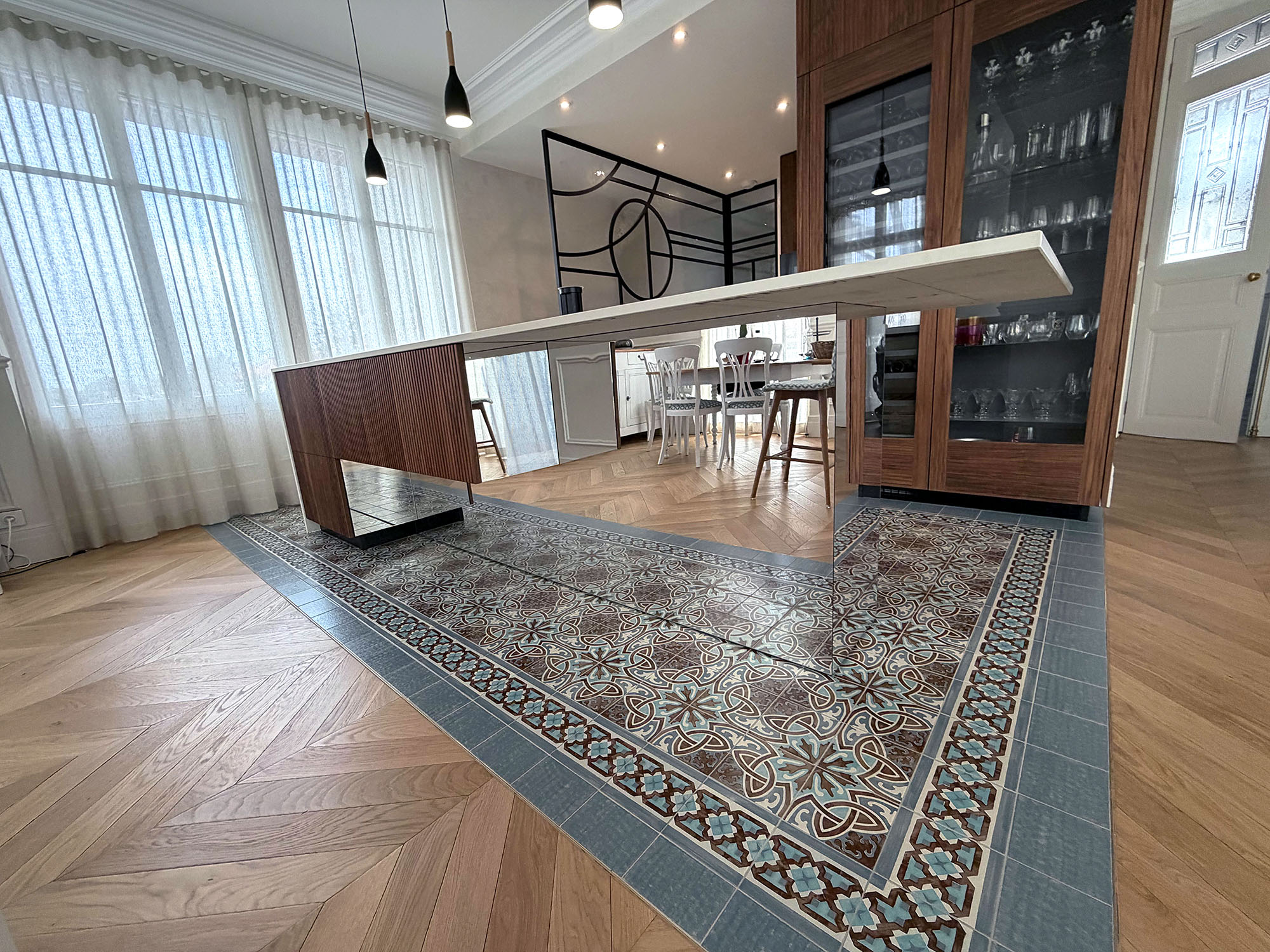 Ilot central avec pied miroir. Plan de travail en ceramique blanche veinée