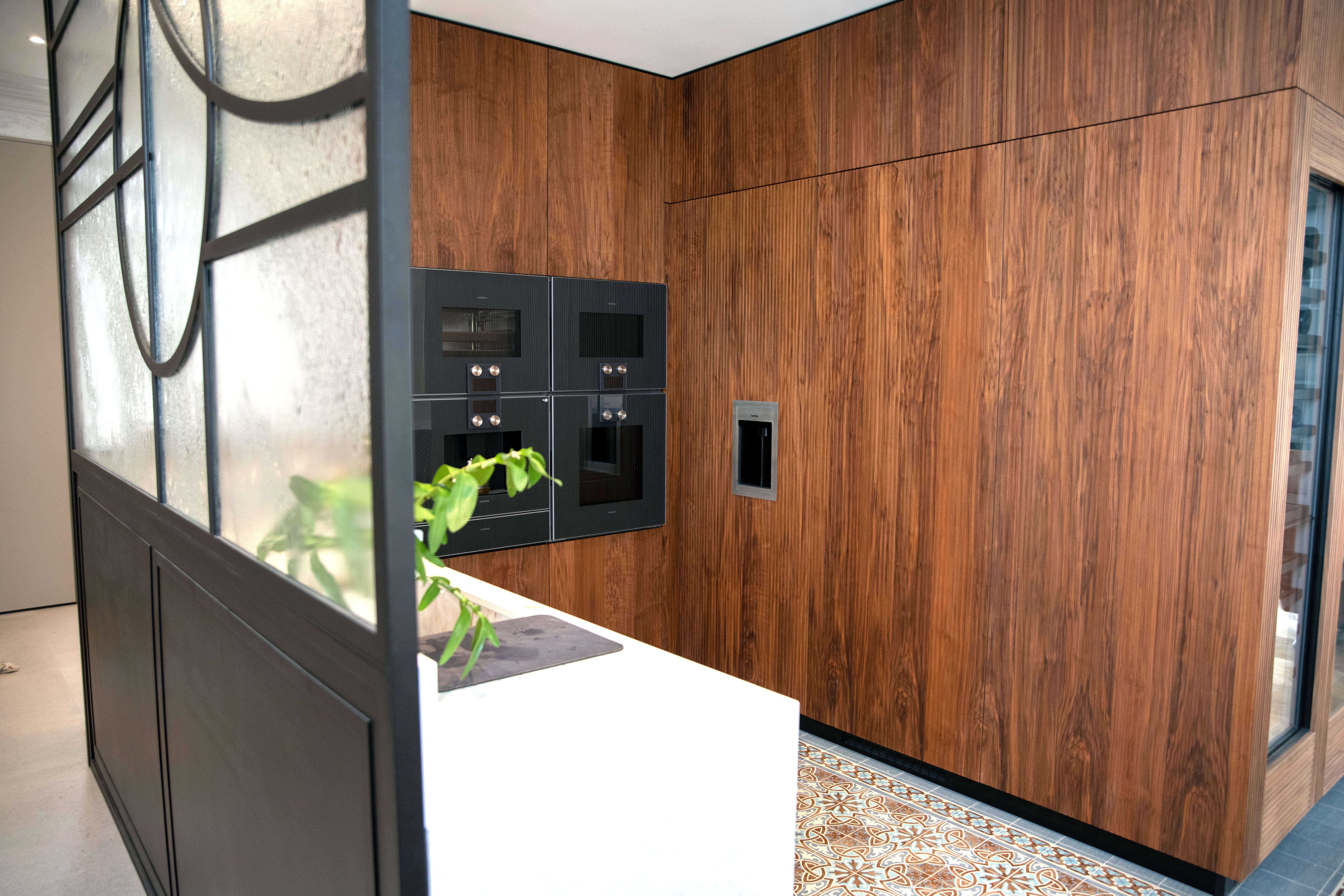 Cuisine avec ilot central noyer 3 pli et electromenager Gaggenau