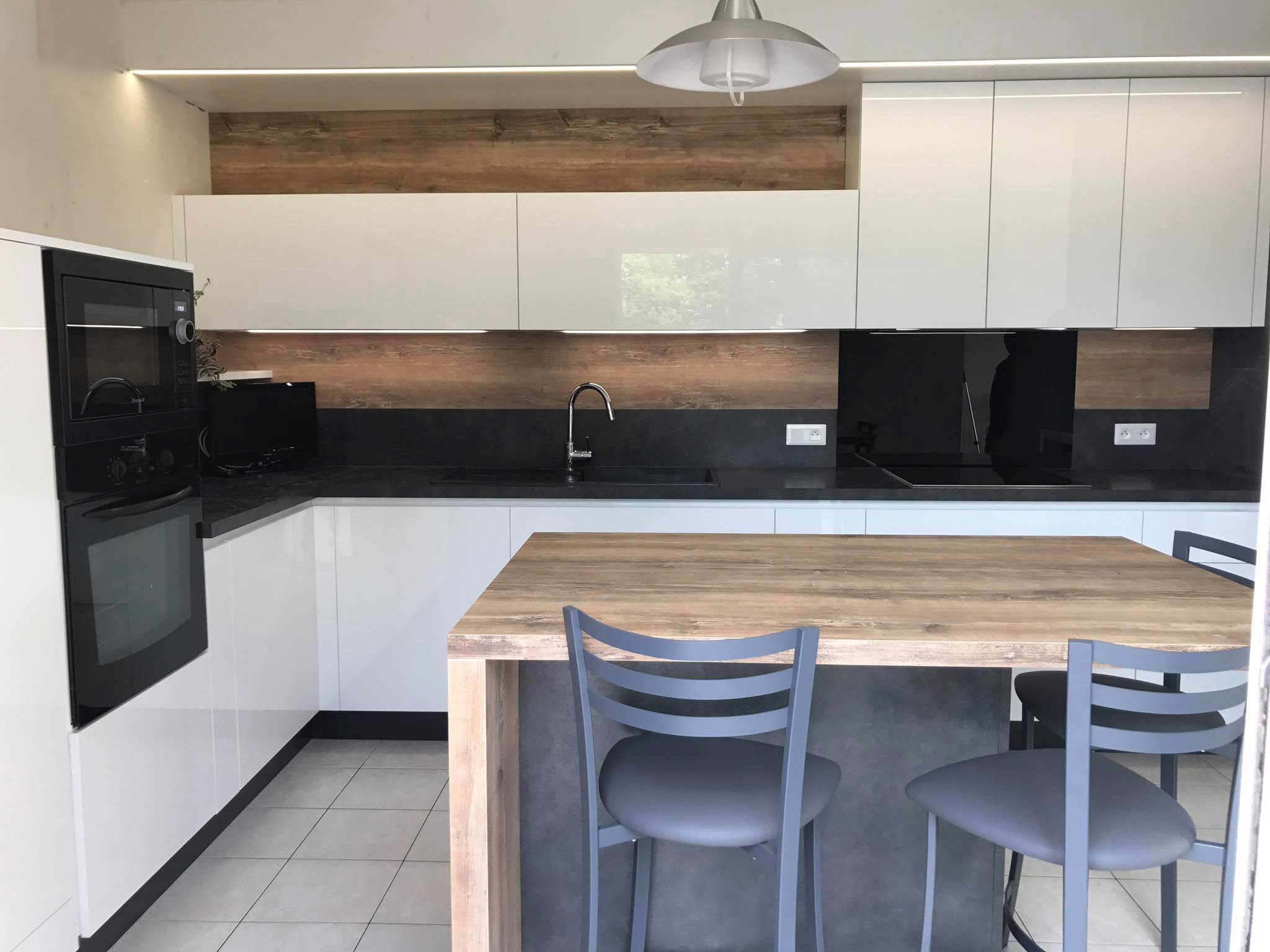 Cuisine meubles laqués blanc et ilot bois