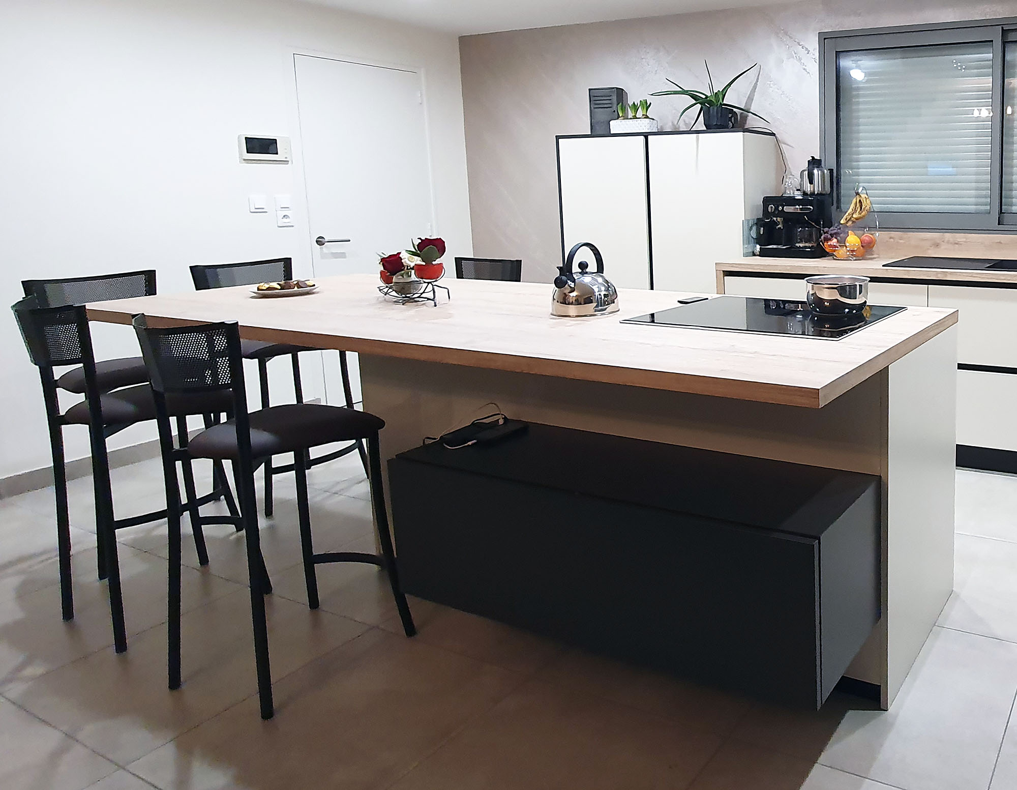 îlot Central Avec Plaque De Cuisson Et Coin Repas Cuisne fenix noir et blanc avec ilot central