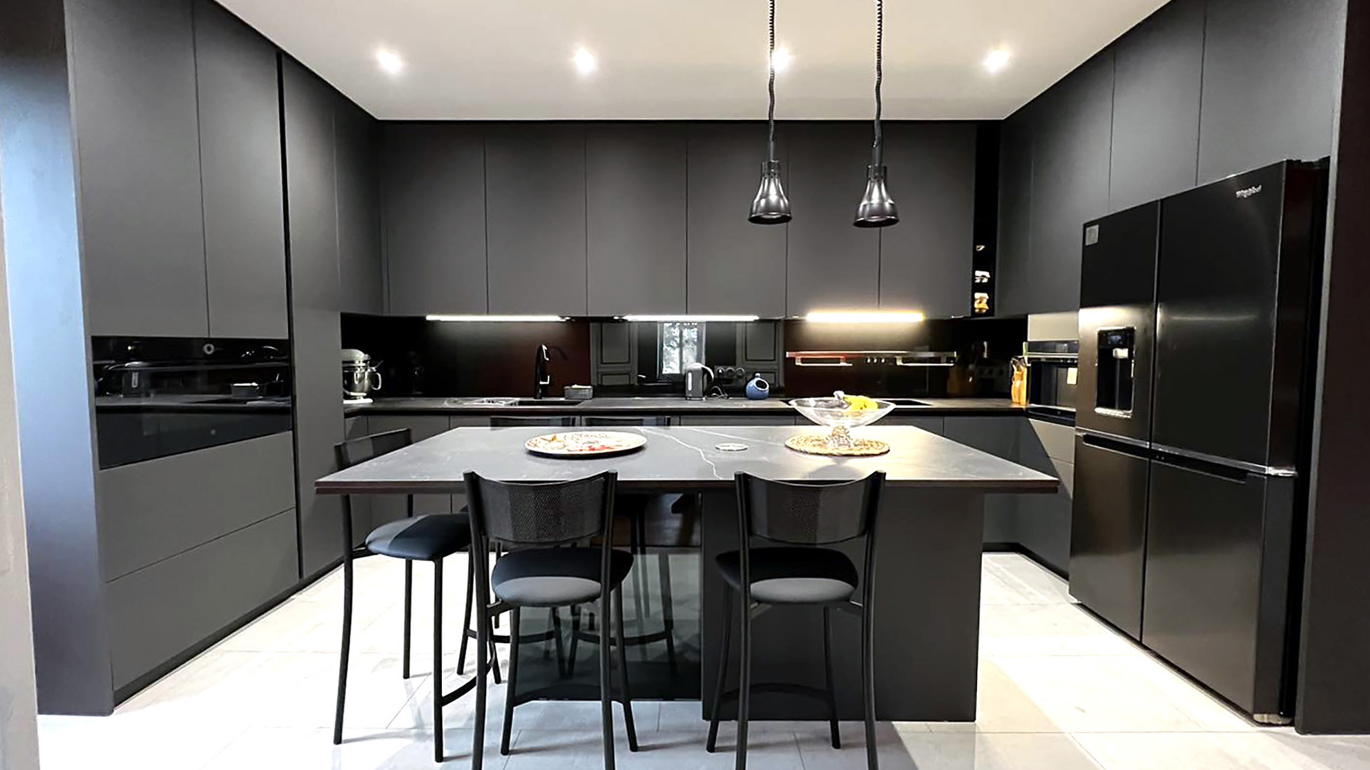 Grande cuisine de luxe grise et plan dekton Kelya