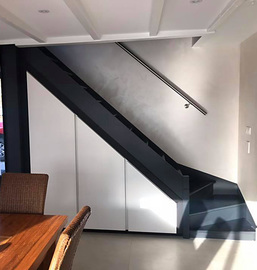 Escalier noir avec placards blancs intégrés