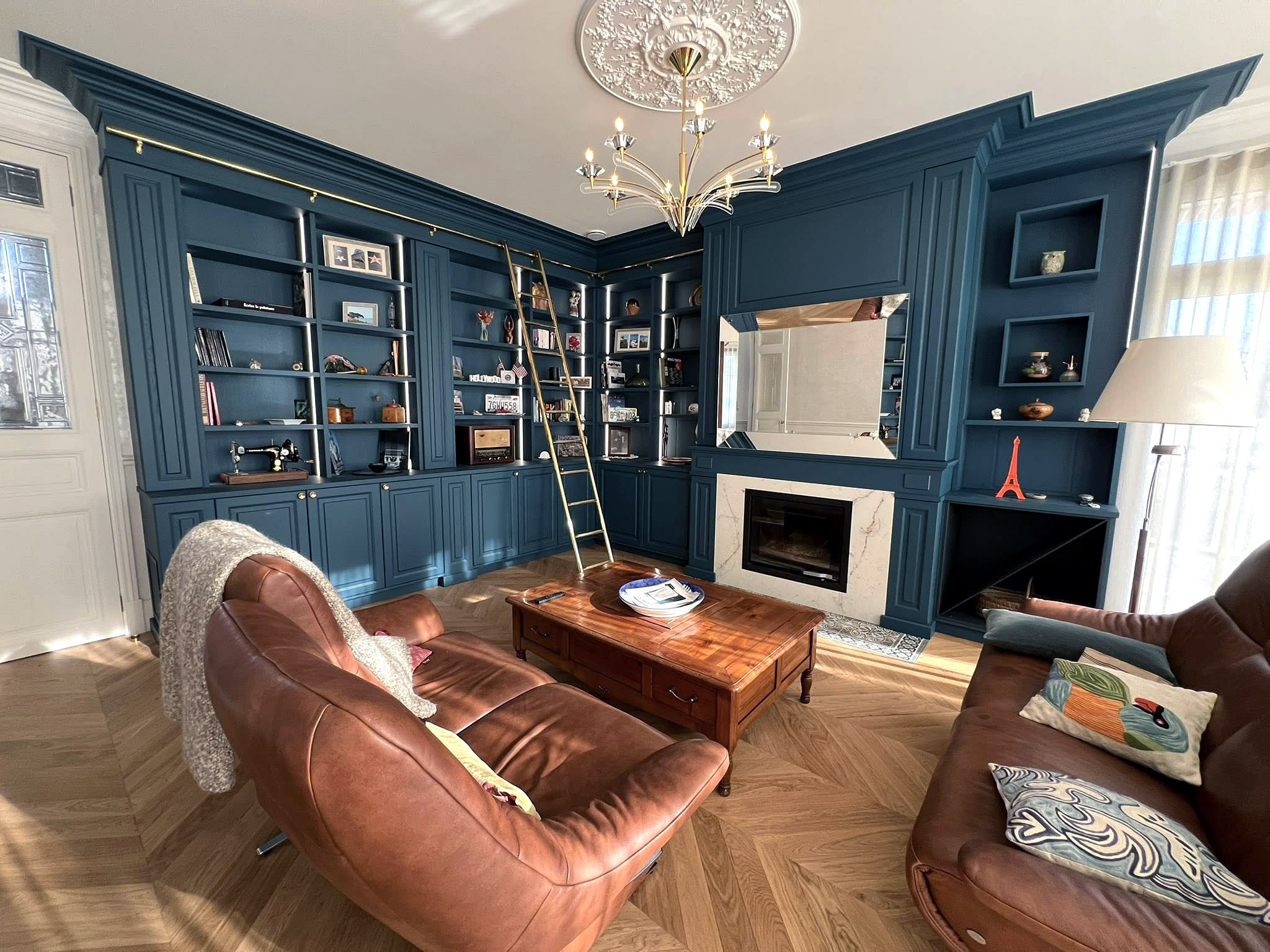 bibliothèque haut de gamme bleue avec echelle coulissante