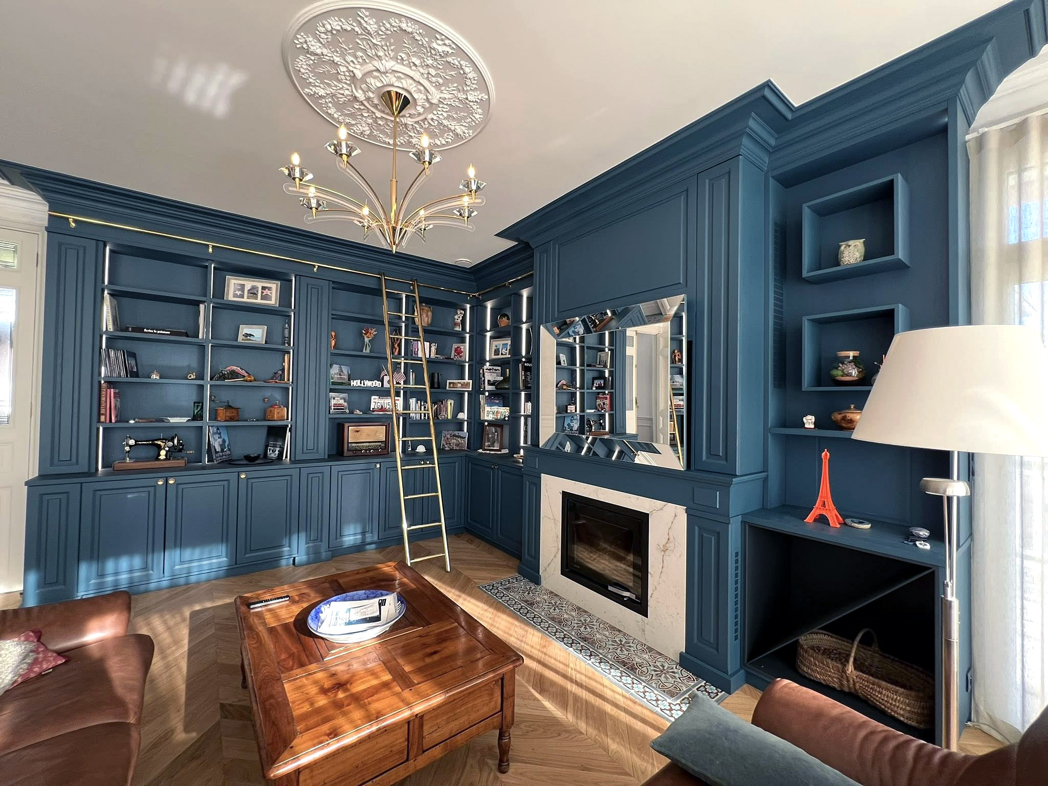 bibliothèque haut de gamme bleue avec echelle coulissante