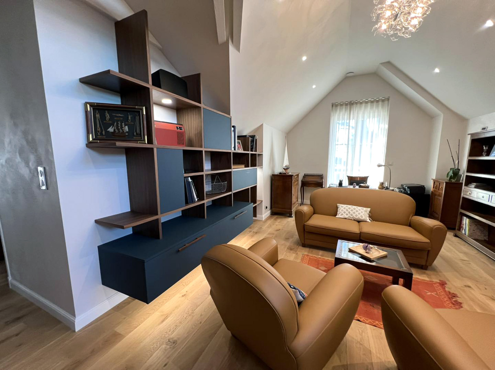 Bibliothèque suspendue japanisante à Vallet