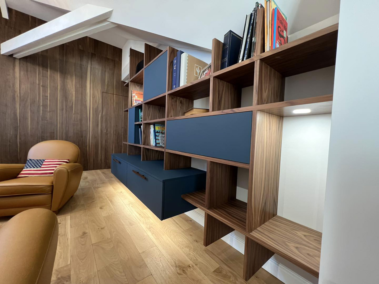 Bibliothèque suspendue japanisante à Vallet