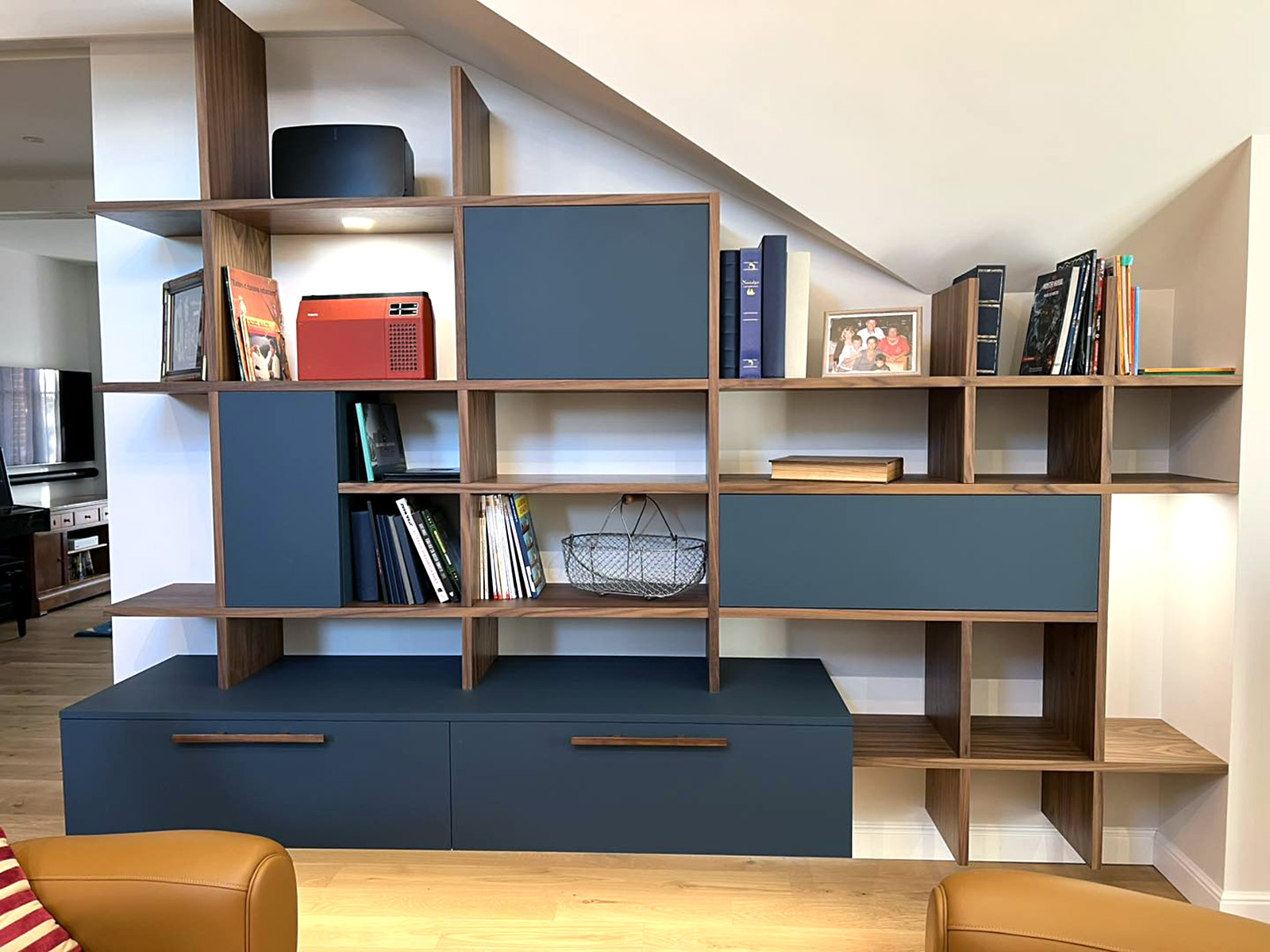 Bibliothèque suspendue japanisante à Vallet