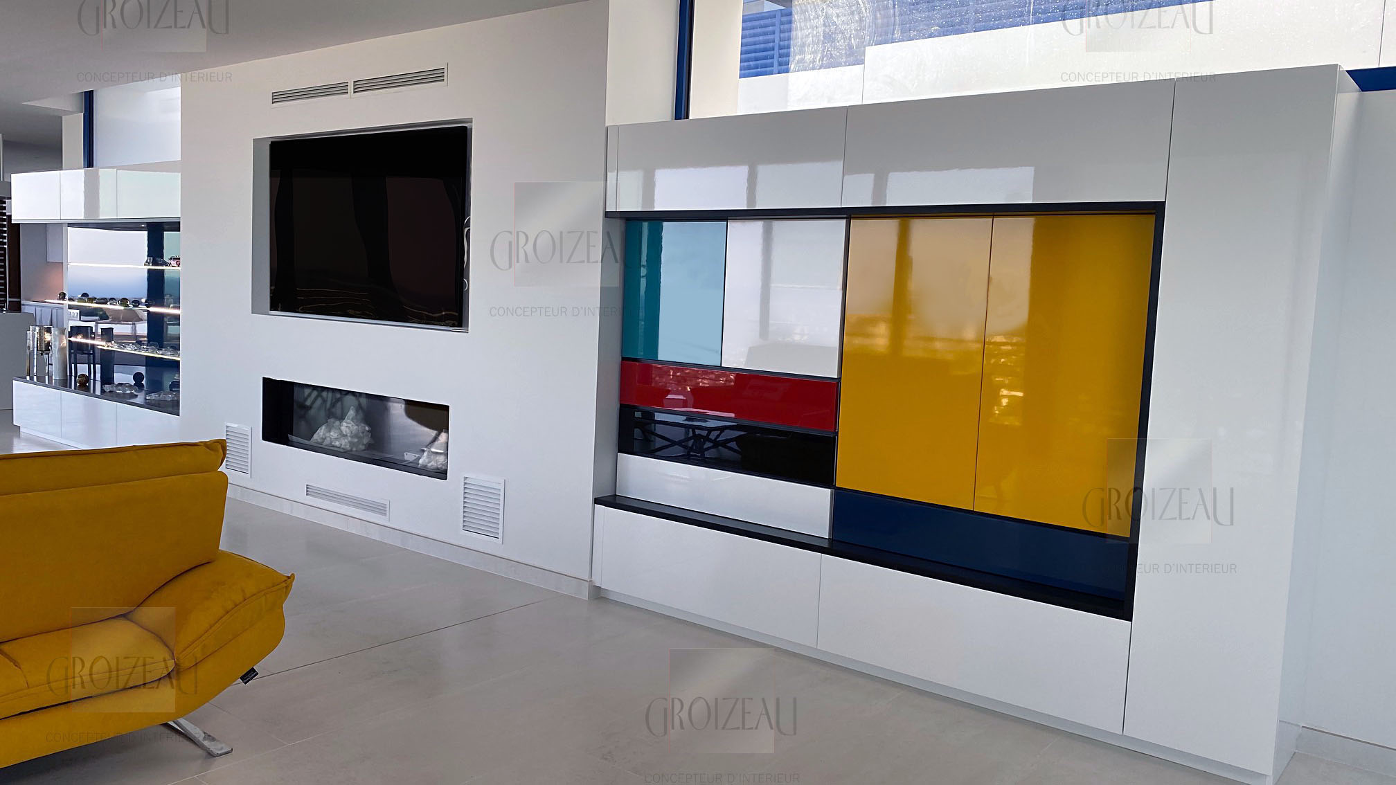 Cheminée intégrée dans placard en couleur sur mesure installée à La baule