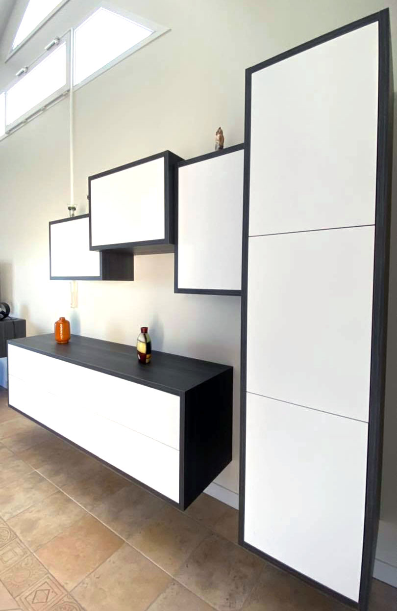 Buffet et armoires suspendus en composition murale
