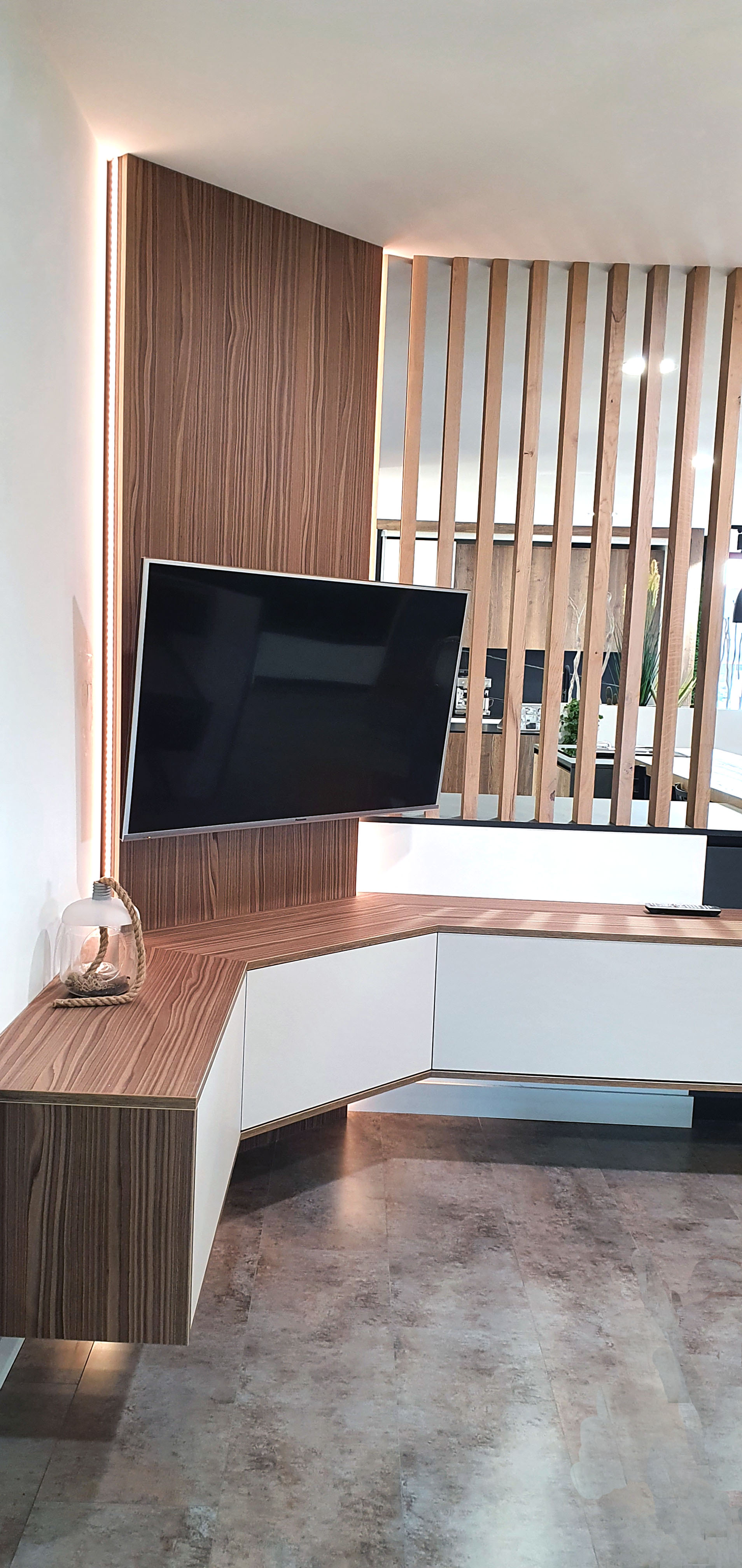 meuble tv d'angle avec claustra et fond bois et blanc