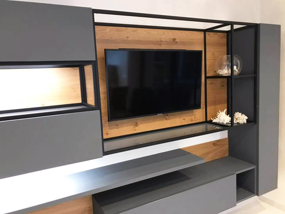 Placards salon suspendu avec télévision intégrée