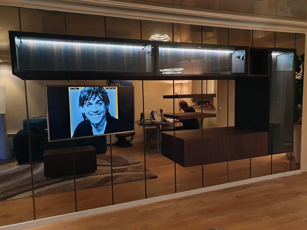 Meuble tv sur mesure suspendu sur un mur de miroirs
