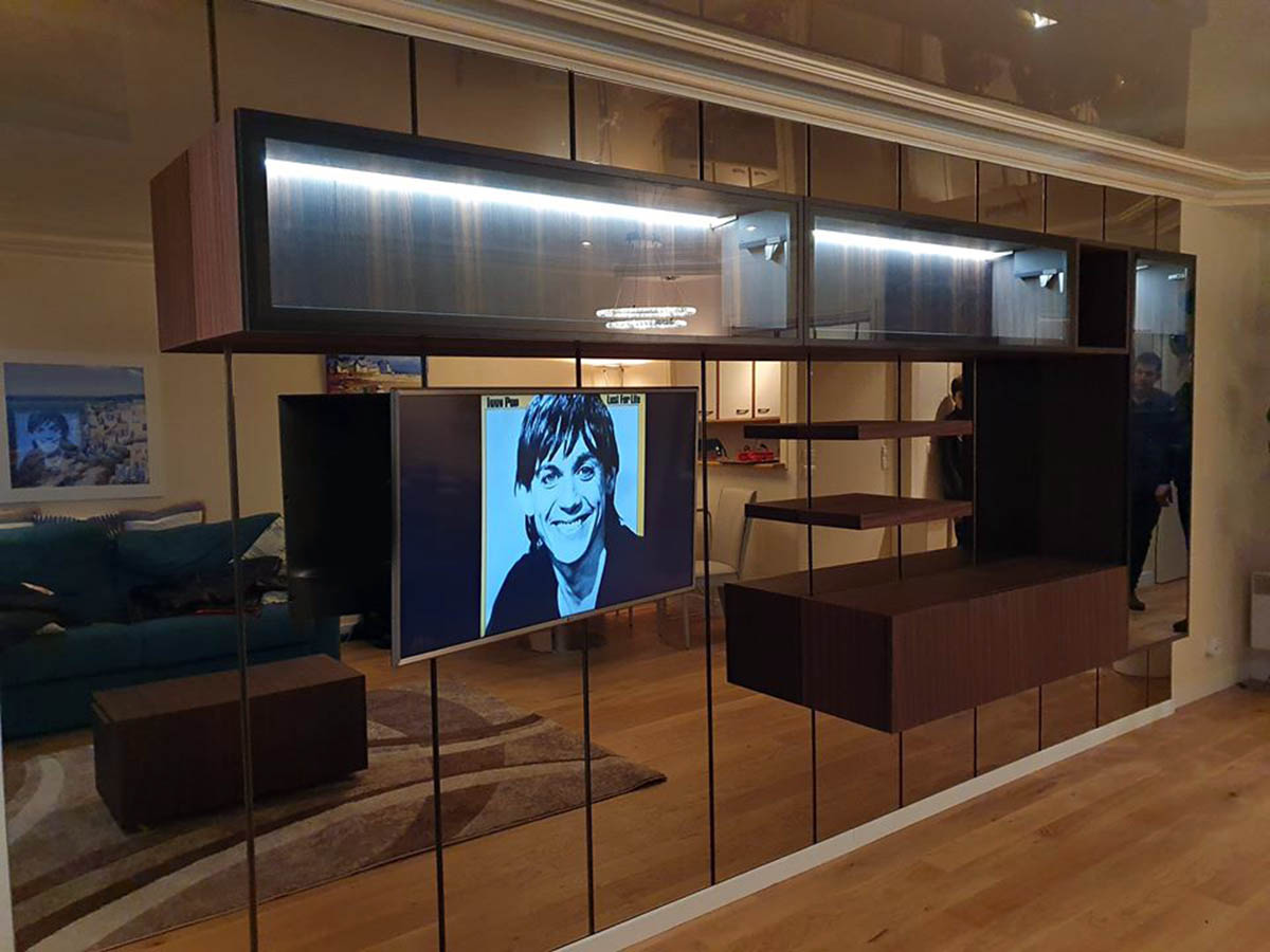 Meuble suspendu tv suspendu sur miroir