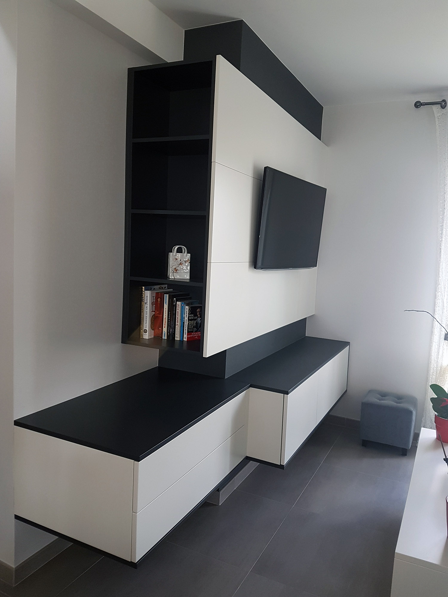 Meuble TV suspendu deco avec nombreux rangements