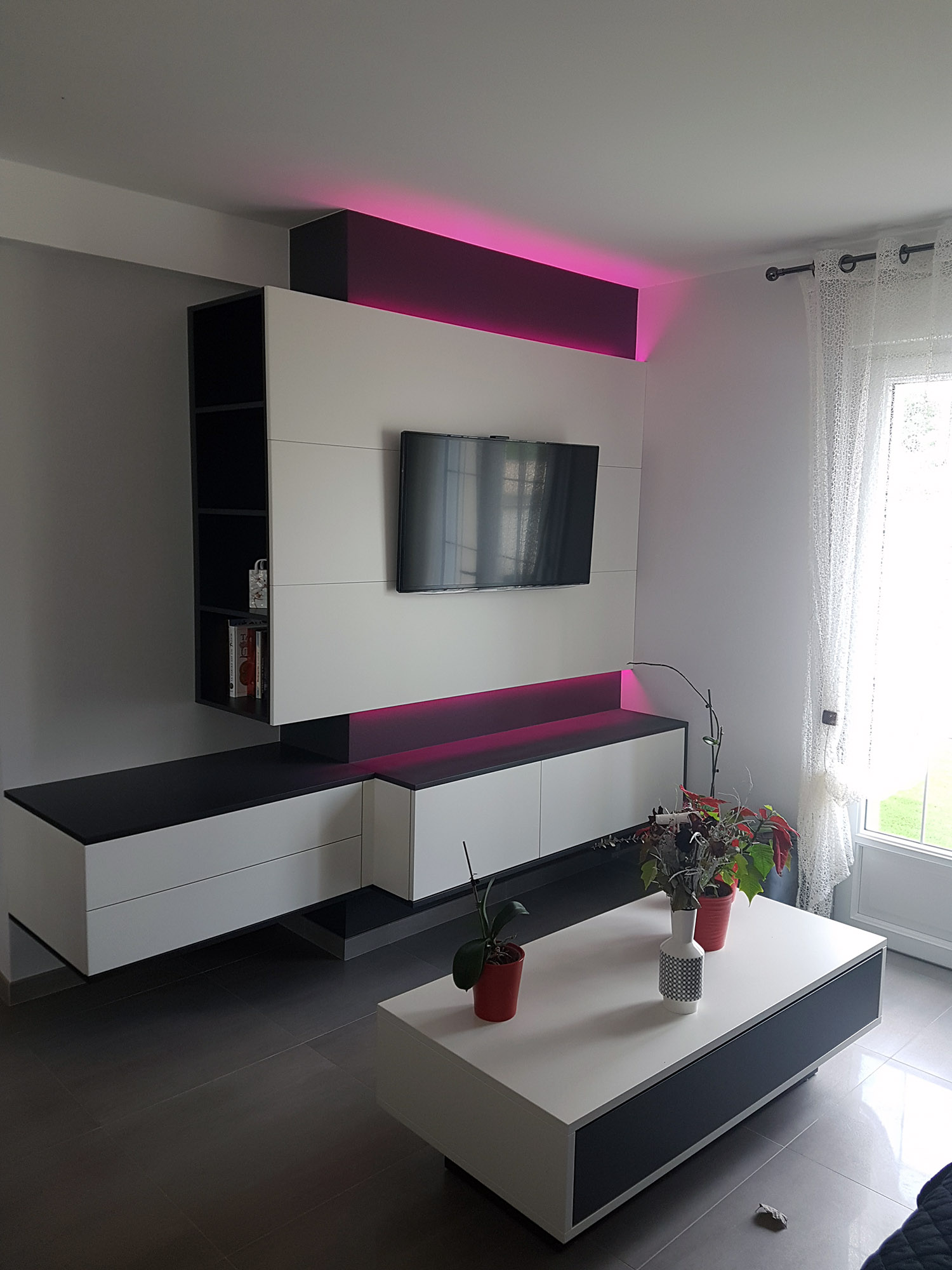 meuble laqué blanc et noir avec éclairage led