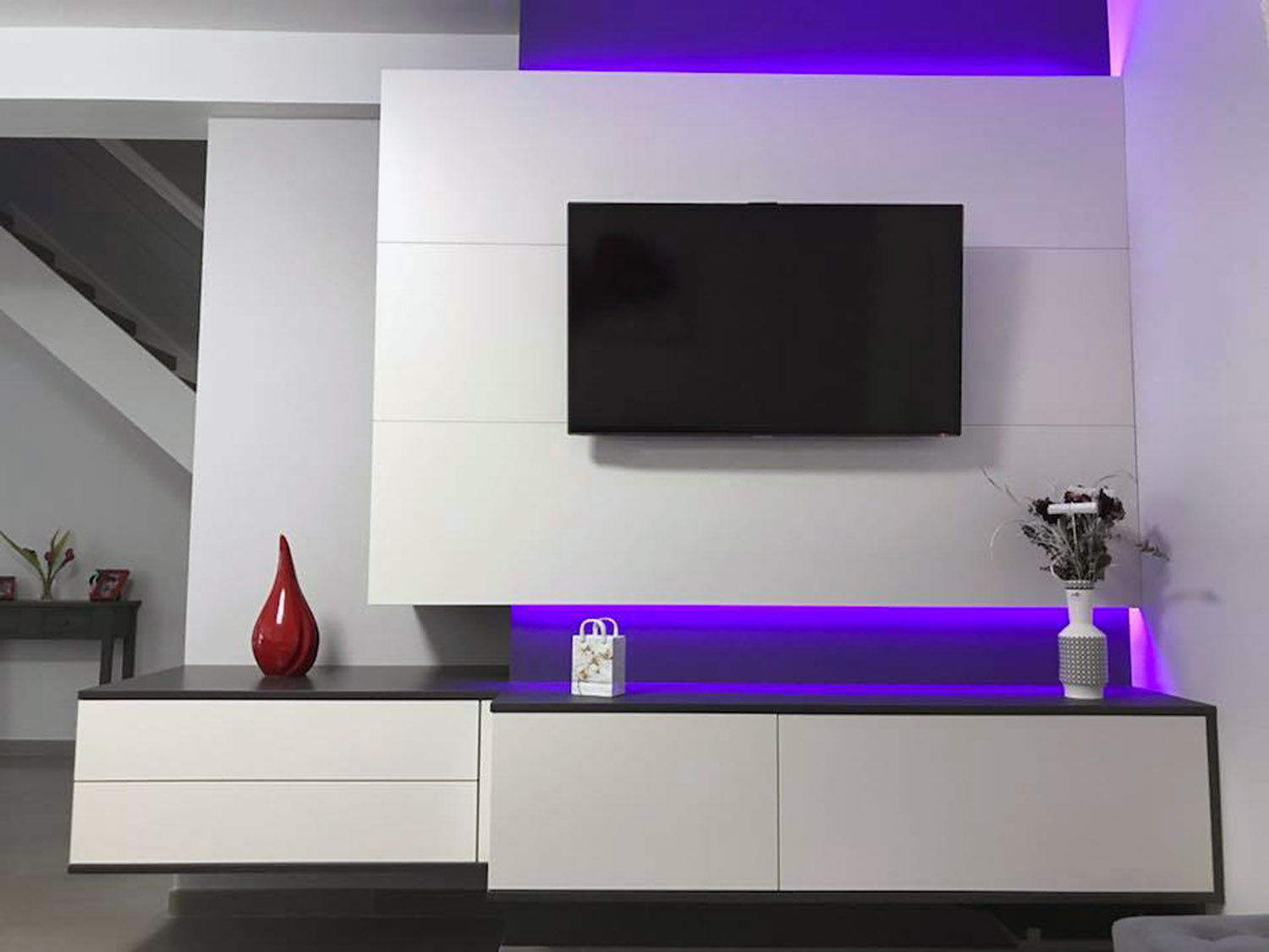 meubles suspendus avec eclairage led indirect violet