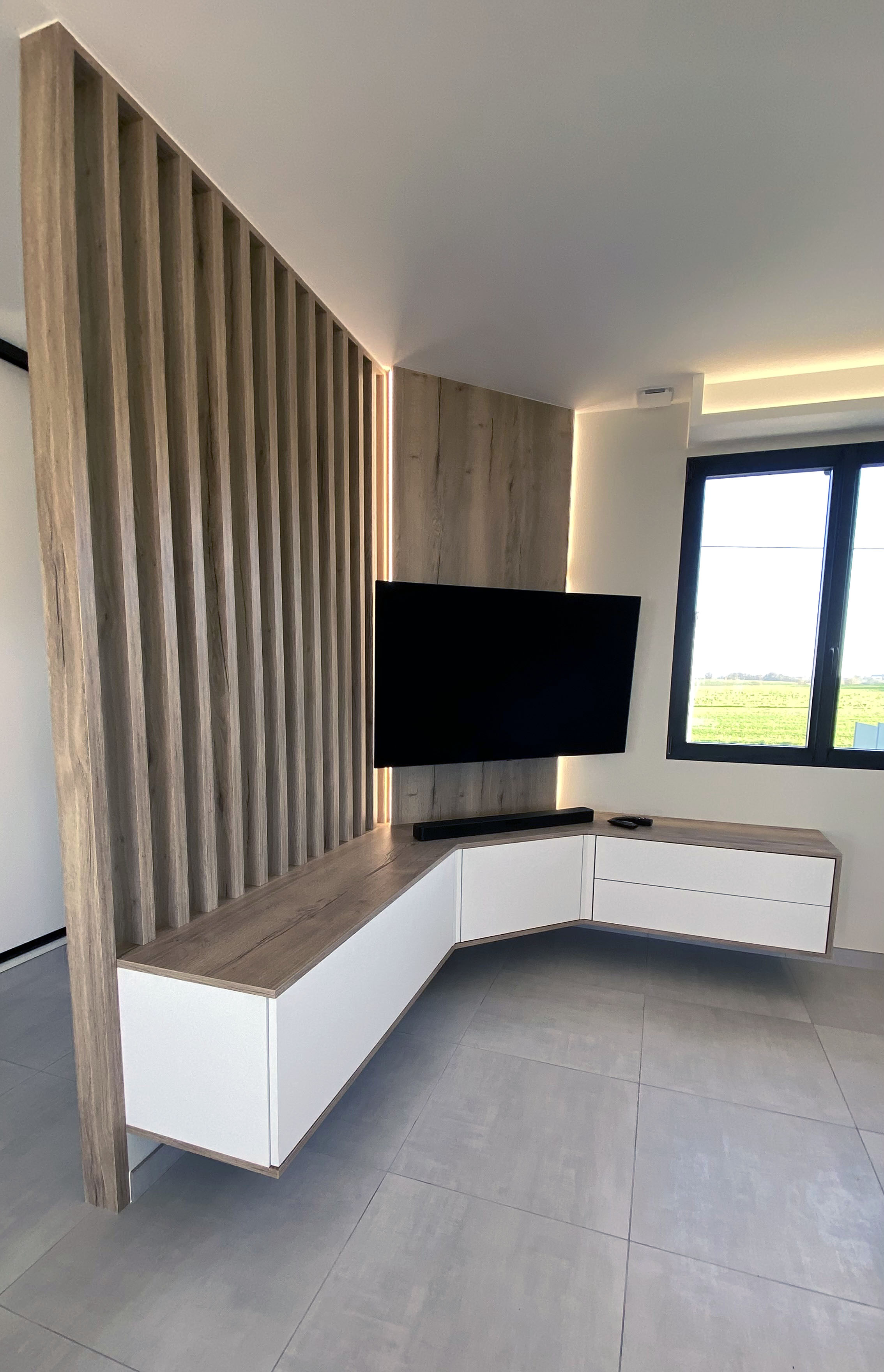 meuble tv suspendu chêne clair et laque blanhce