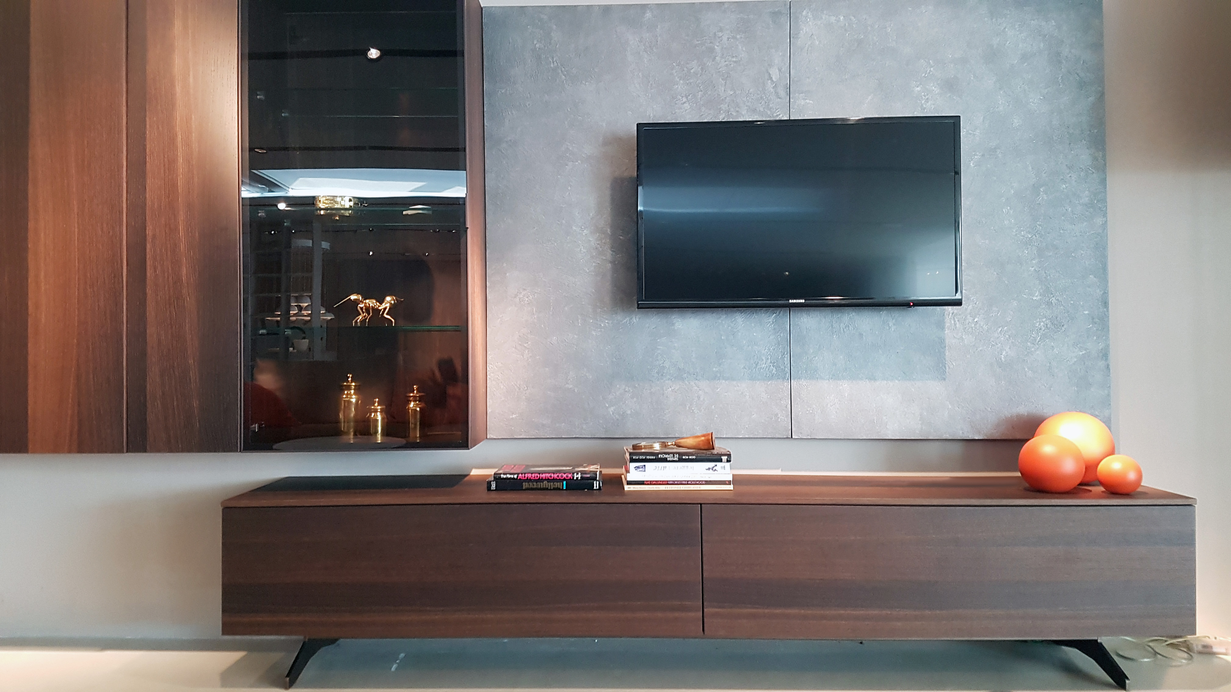 Tv suspendu sur cloison finition béton et buffet tv