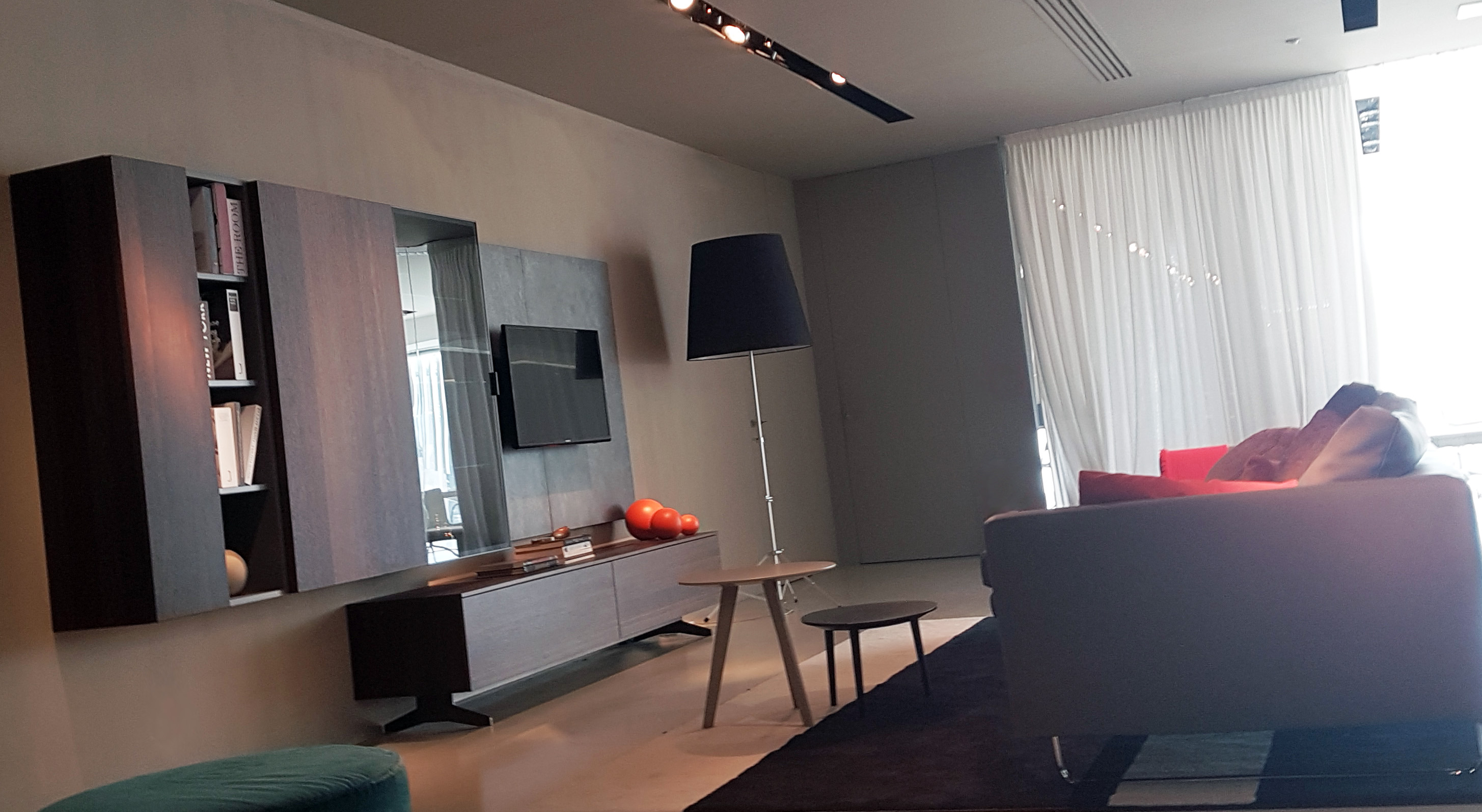 Grand salon avec meuble TV suspendu