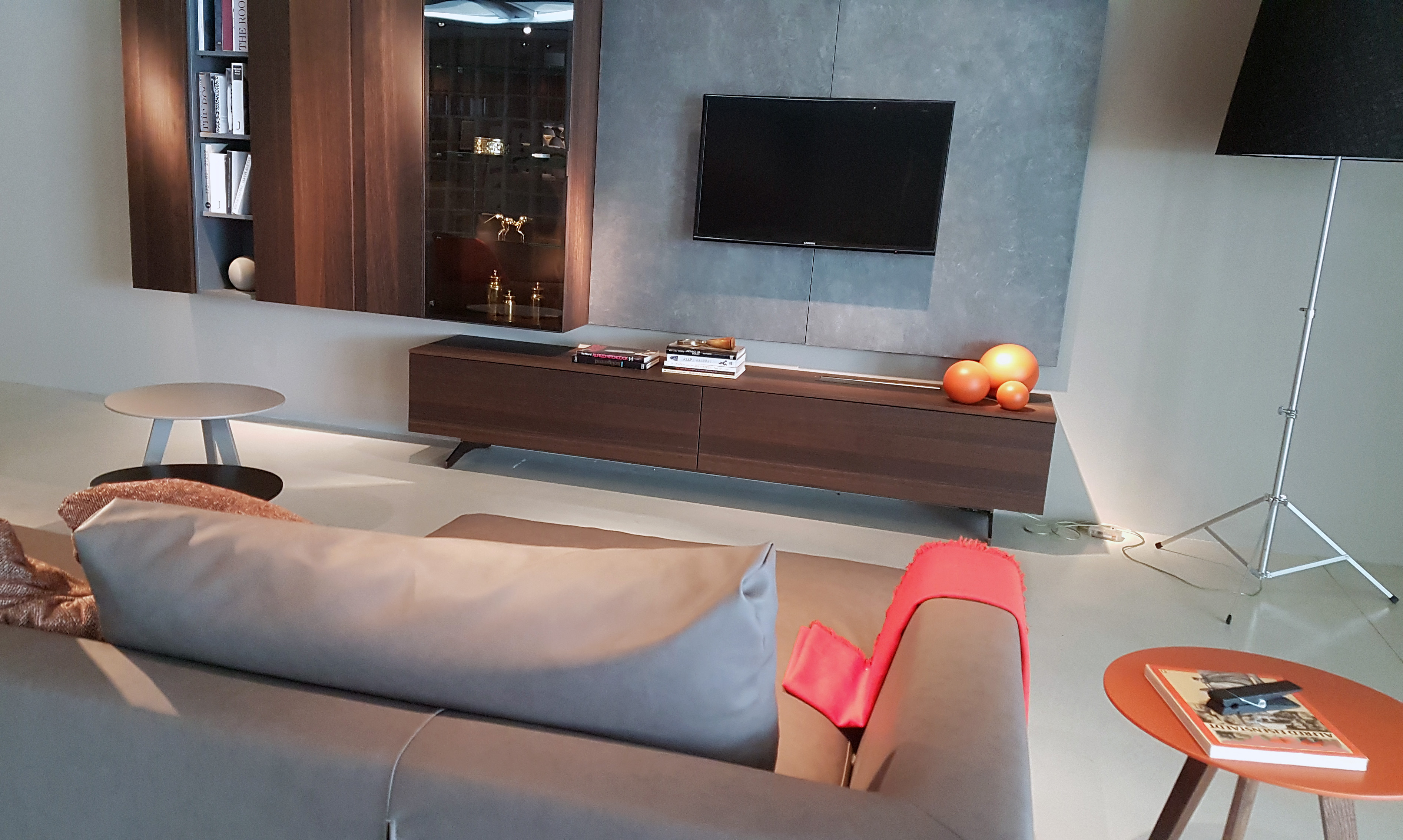 Canapé cuir et meuble tv suspendu dans ce salon d'Ancenis centre
