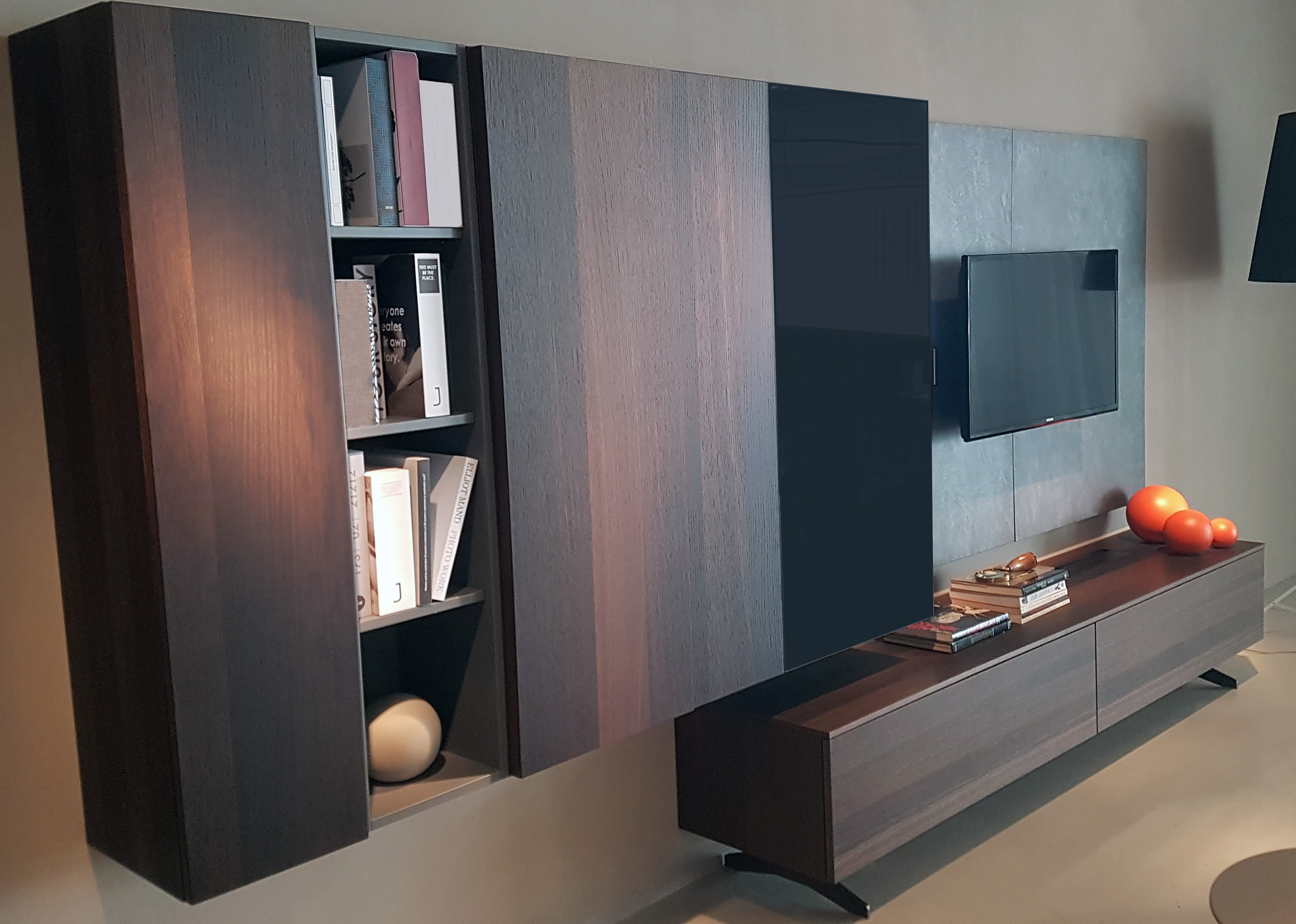 meuble suspendu avec vitrine et niche de rangement
