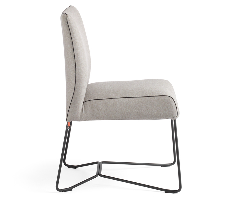 Chaise Olivienne souligné de noir -  vue de coté