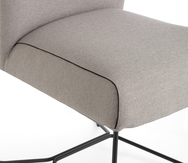 Chaise Olivienne souligné de noir -  vue en gros plan