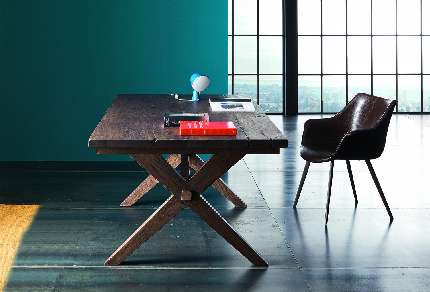 Chaise en cuir enrobante tout cuir avec pied acier. 