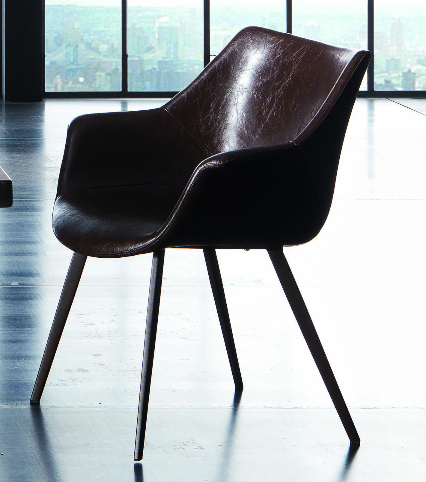 CHaise en   cuir avec accoudoir