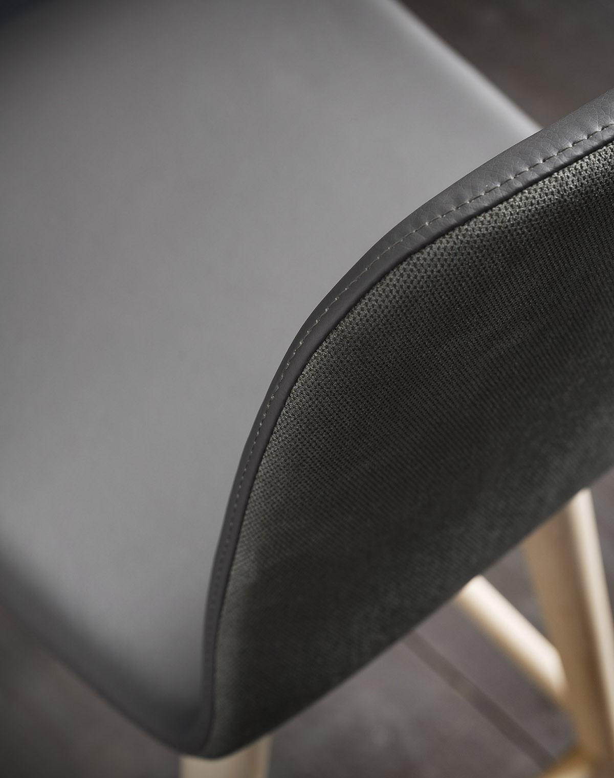 gros plan sur les finitions premium de la chaise Maya