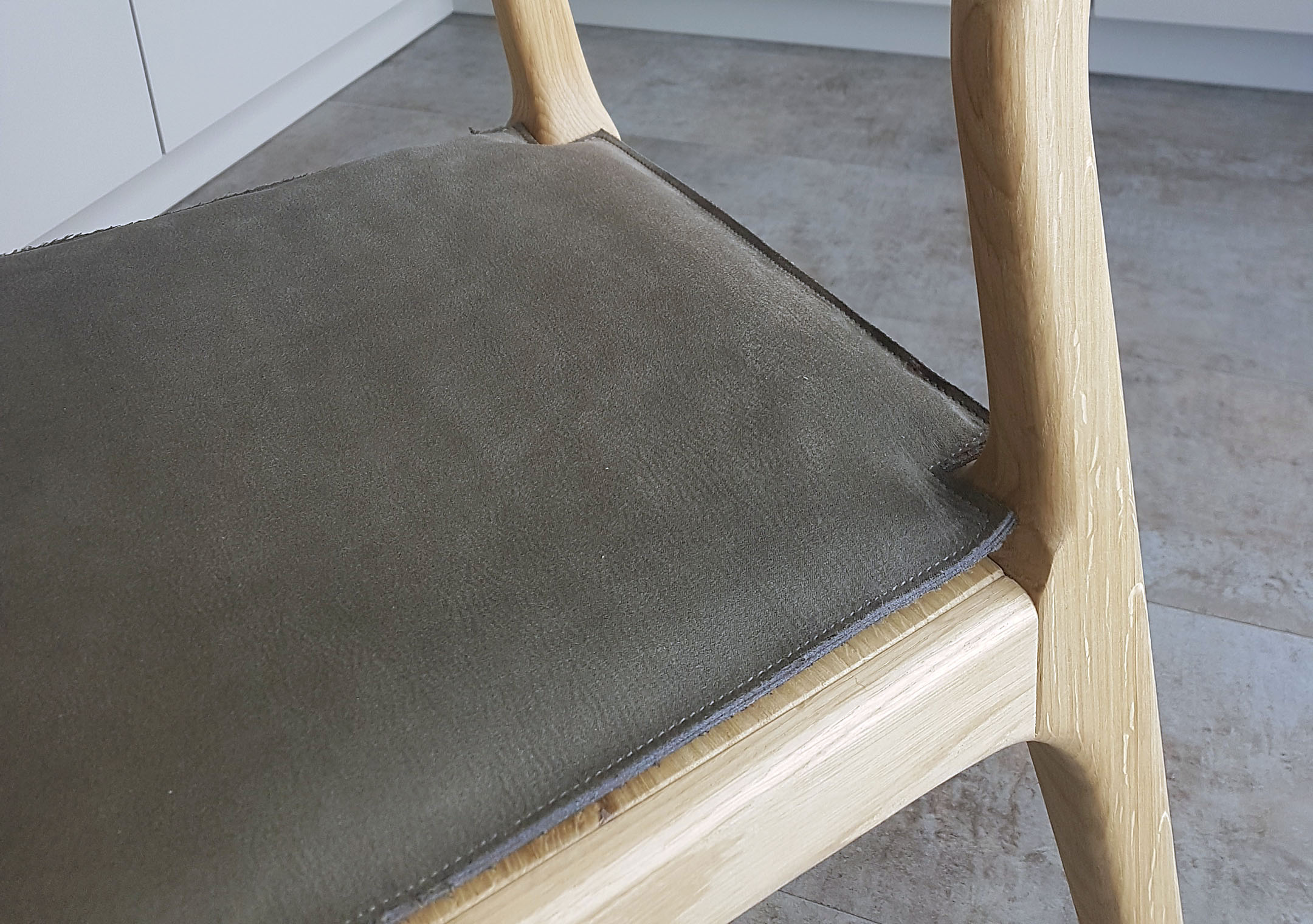 gros plan sur coussin chaise chene massif