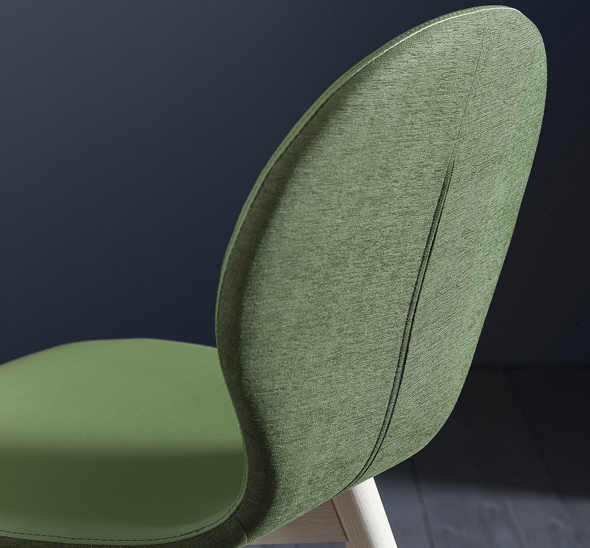 Finitions haut de gamme pour les chaises et tabourets Nina