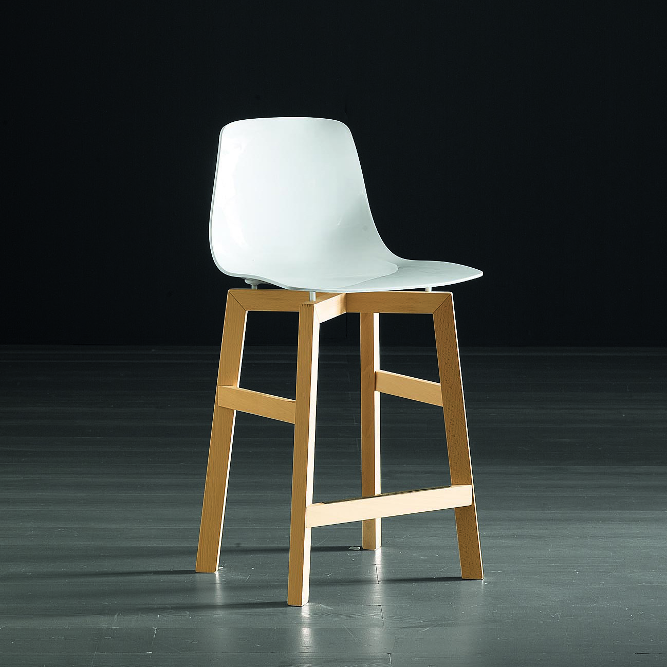 TESS avec assise blanche et pied clair en chêne