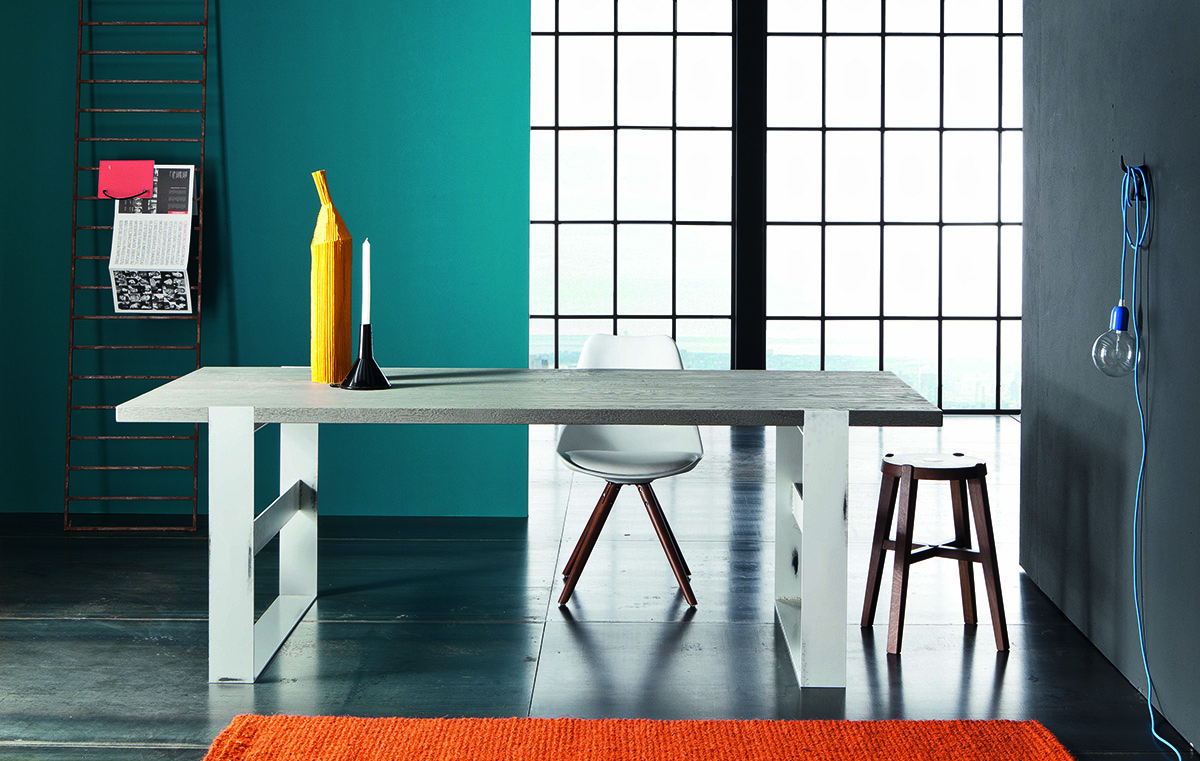 Table PArigi avec plateau en bois gris et pied acier blanc