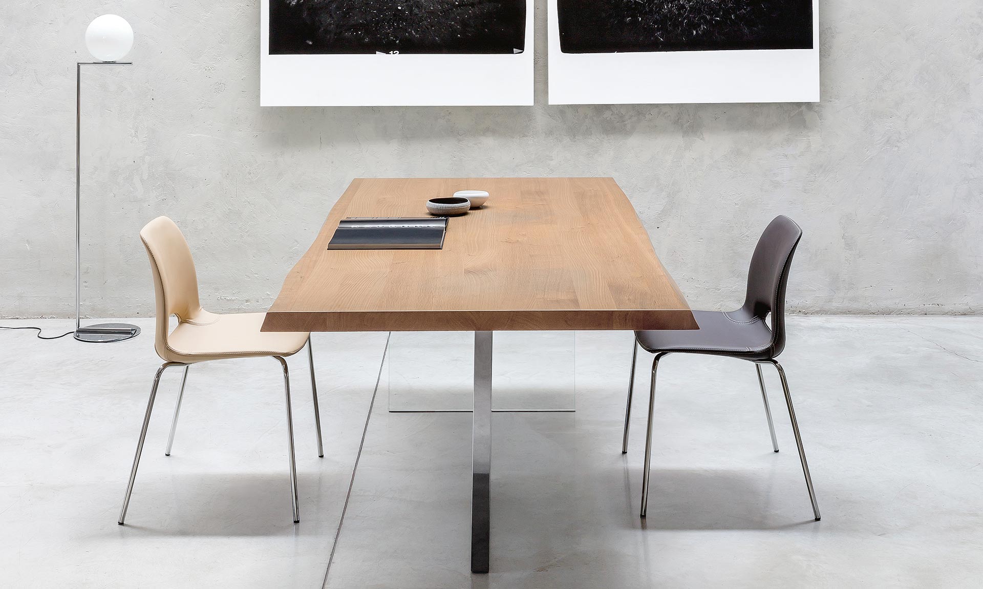 Vue de côté de la table Riflessi Cubric