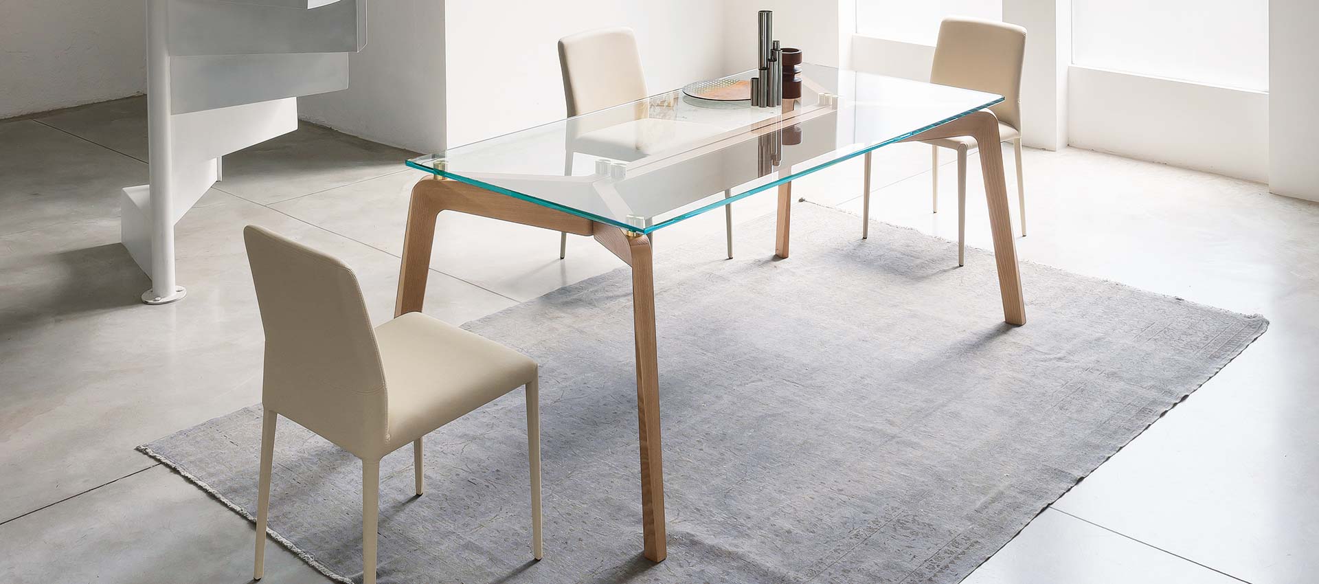 Table palteau en verre pied bois