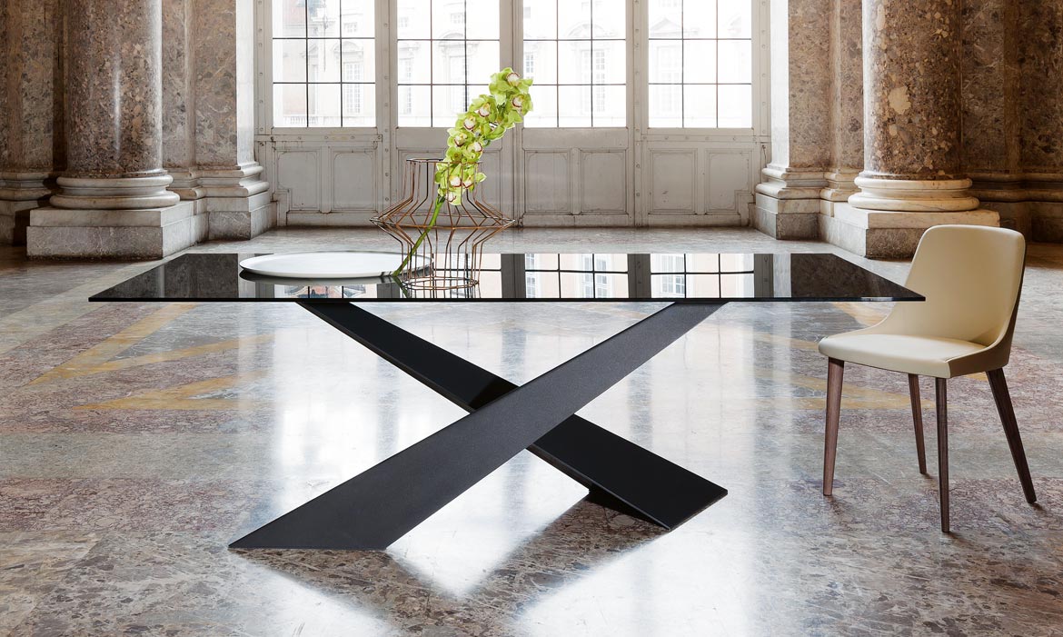 Table Riflessi Living avec pied acier noir et plateau verre noir