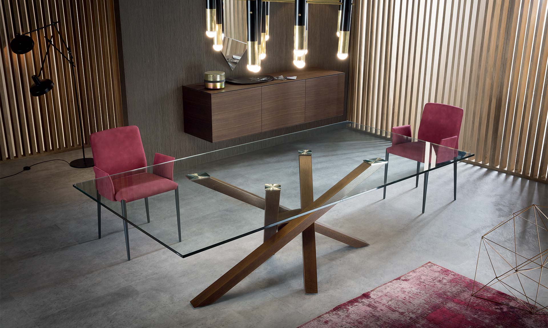 Table design avec plateau verre et pied bied chêne