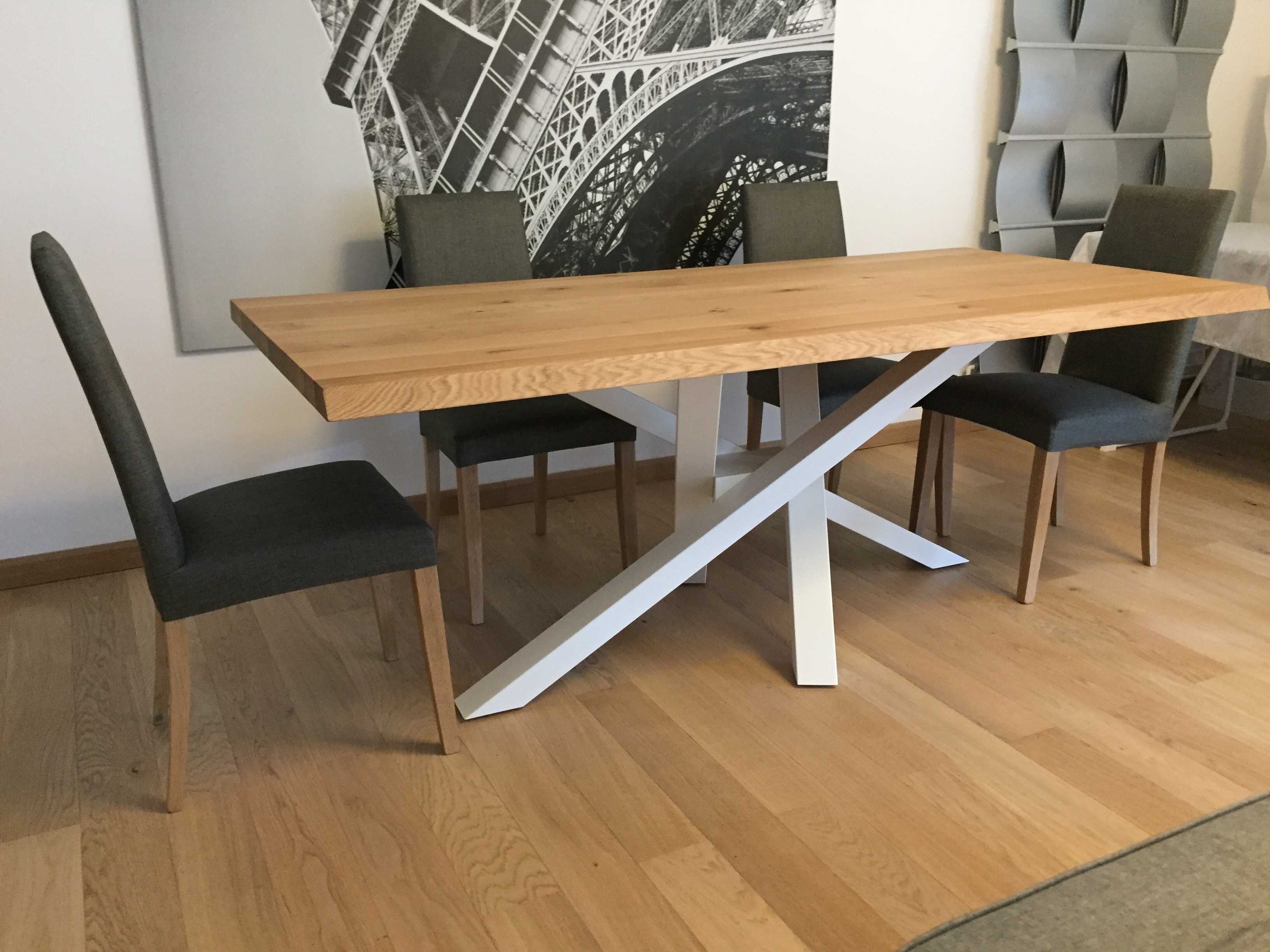 Table design avec plateau en chêne et pied acier