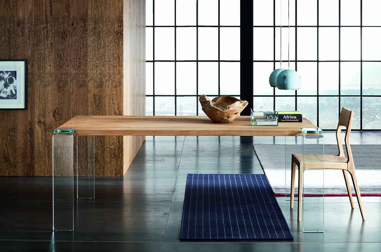 Table haut de gamme pîed en verre vissé dans l'angle