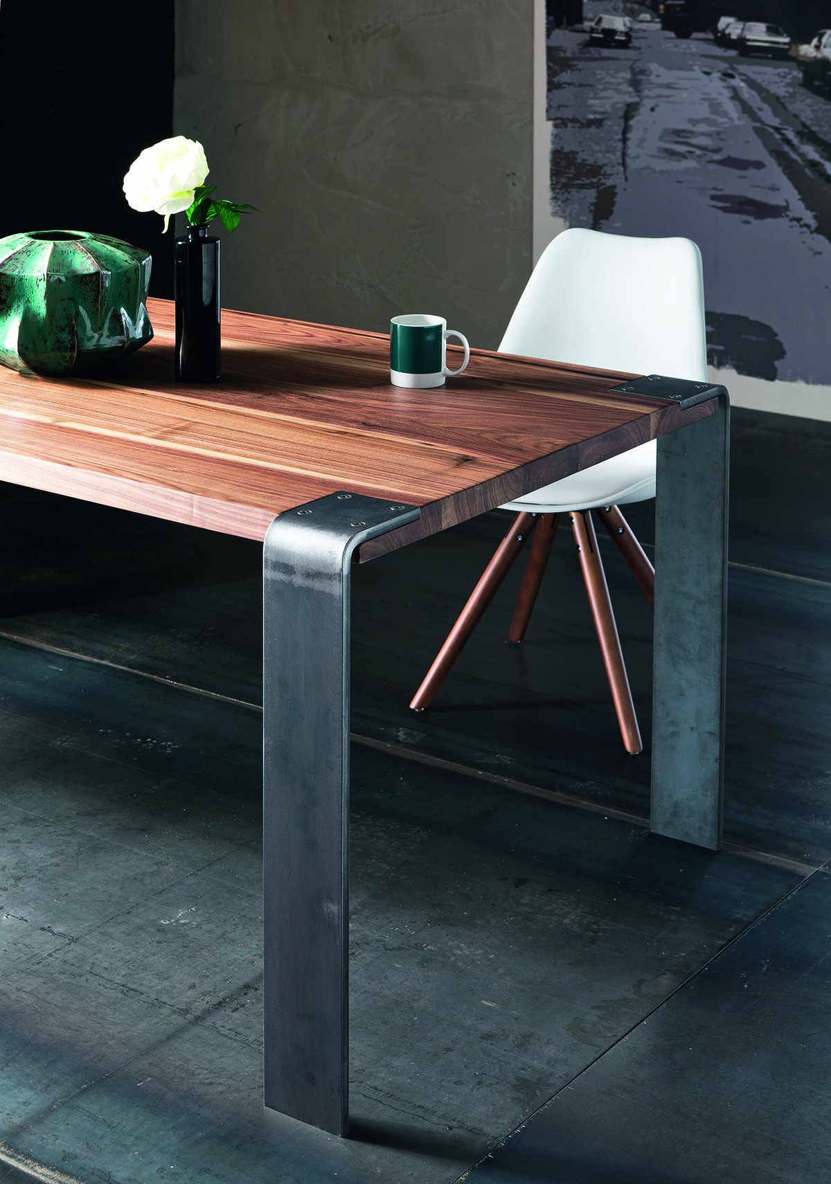 Table haut de gamme avec pied en angle en acier