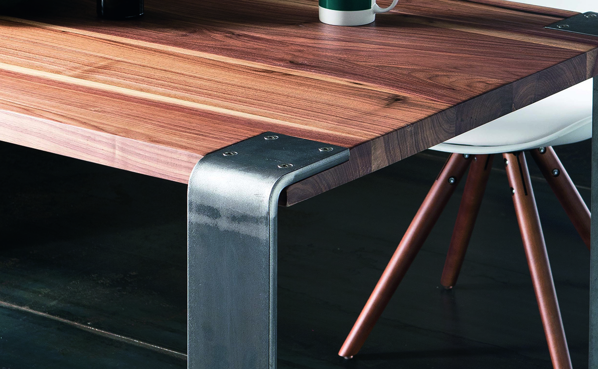 Plateau en noyer avec pied en acier noir design