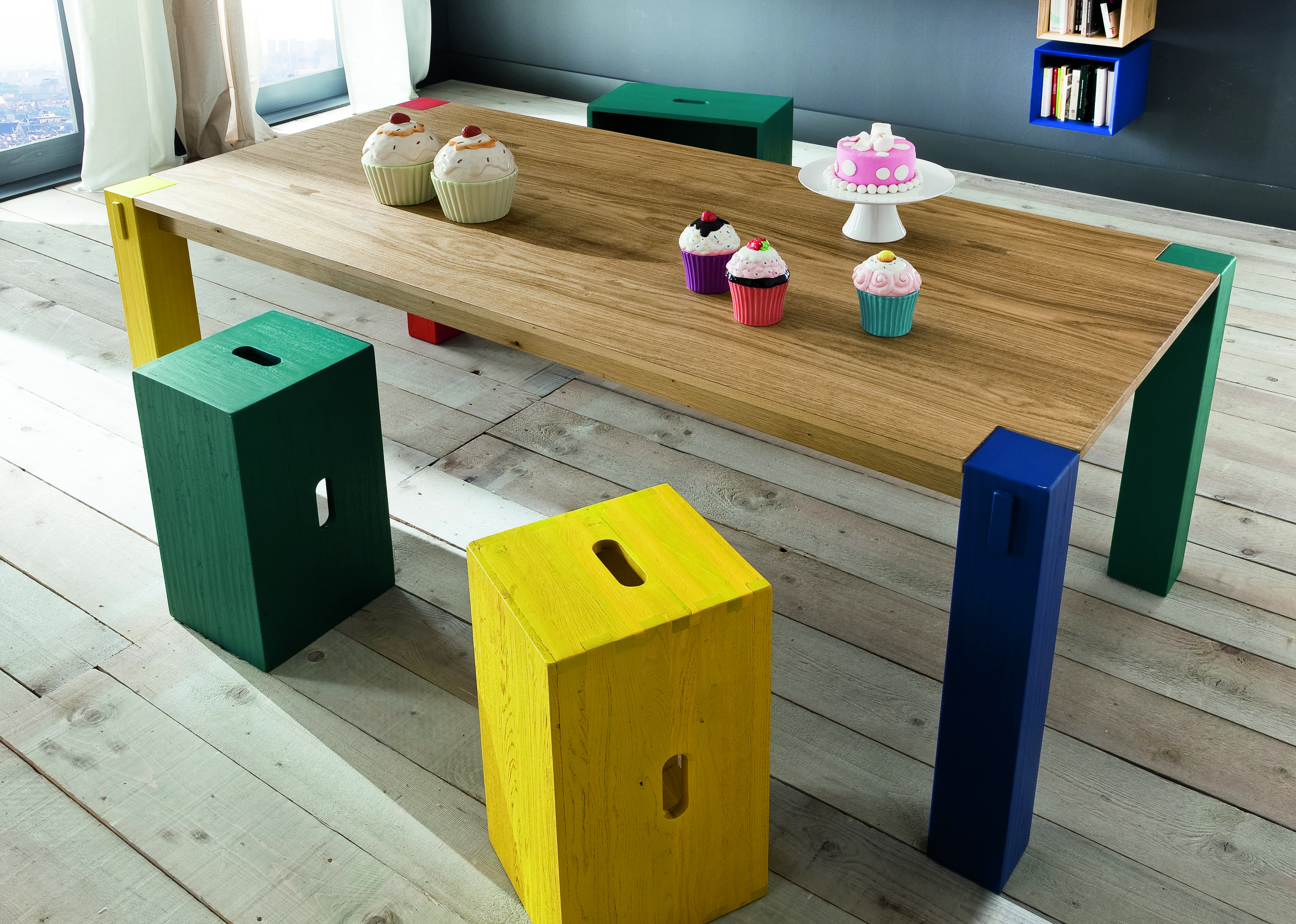 Table en chene massif coloré - design creatif enfant