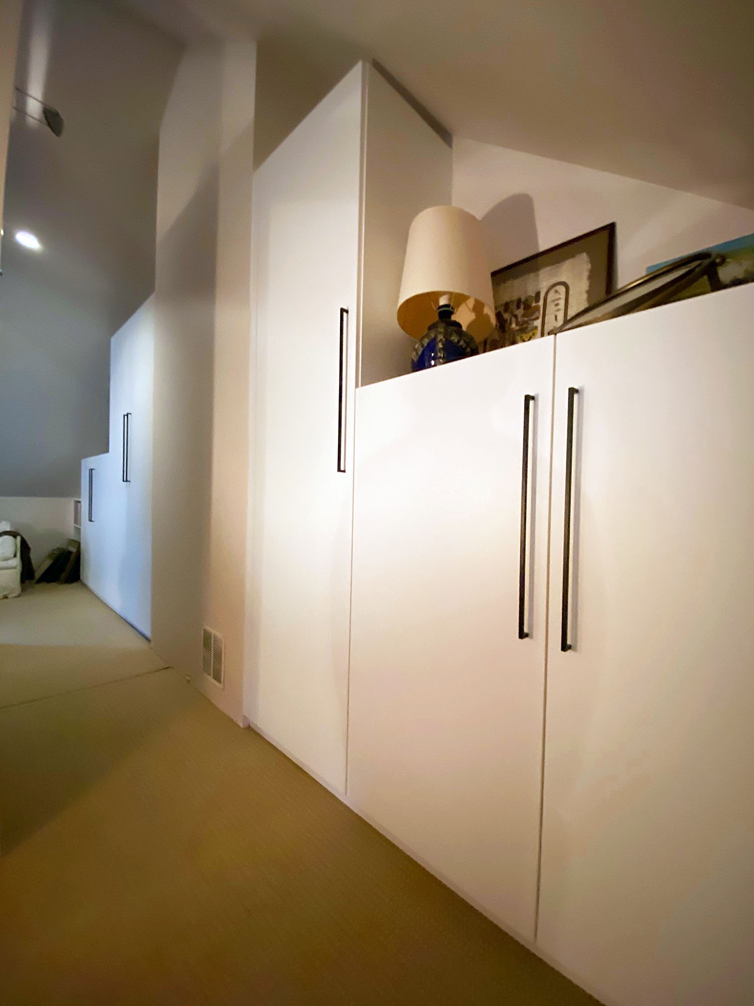 Rénovation des combles avec un grand placard en escalier